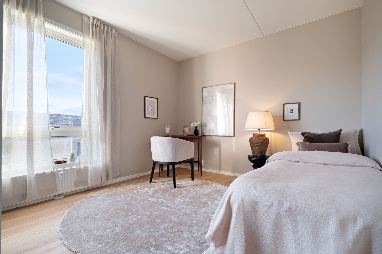 Lyst og trivelig soverom nr. 2 med adkomst fra gang og godt lysinnslipp. Galleribilde