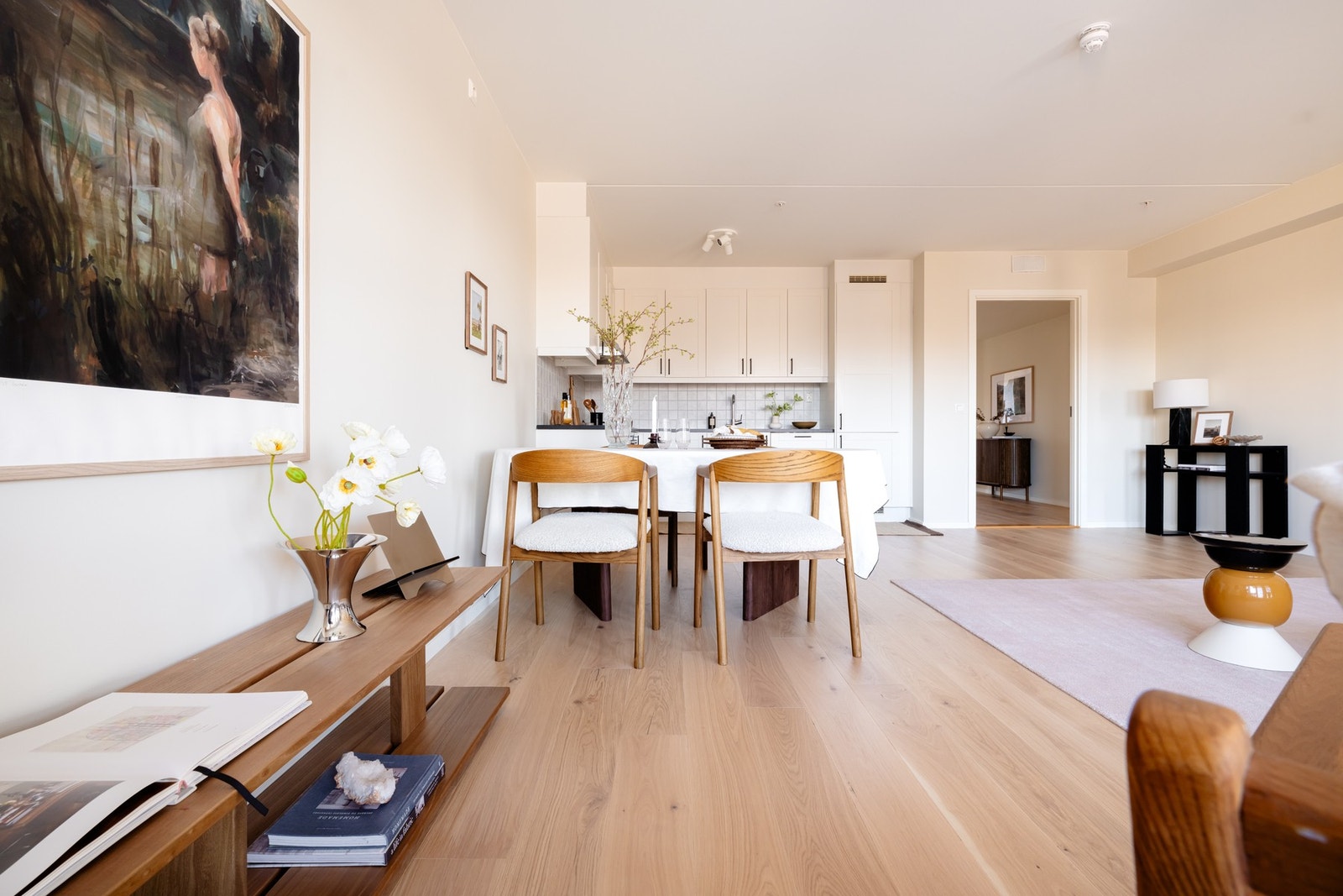 Nylagt parkett i lys eik skaper et moderne uttrykk. Galleribilde