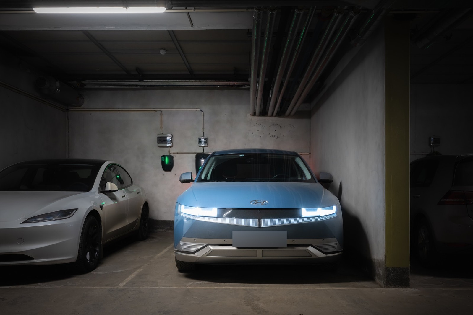 Boligen disponerer egen oppmerket parkeringsplass (nr. 76) i felles lukket garasjeanlegg med elbillader. Galleribilde