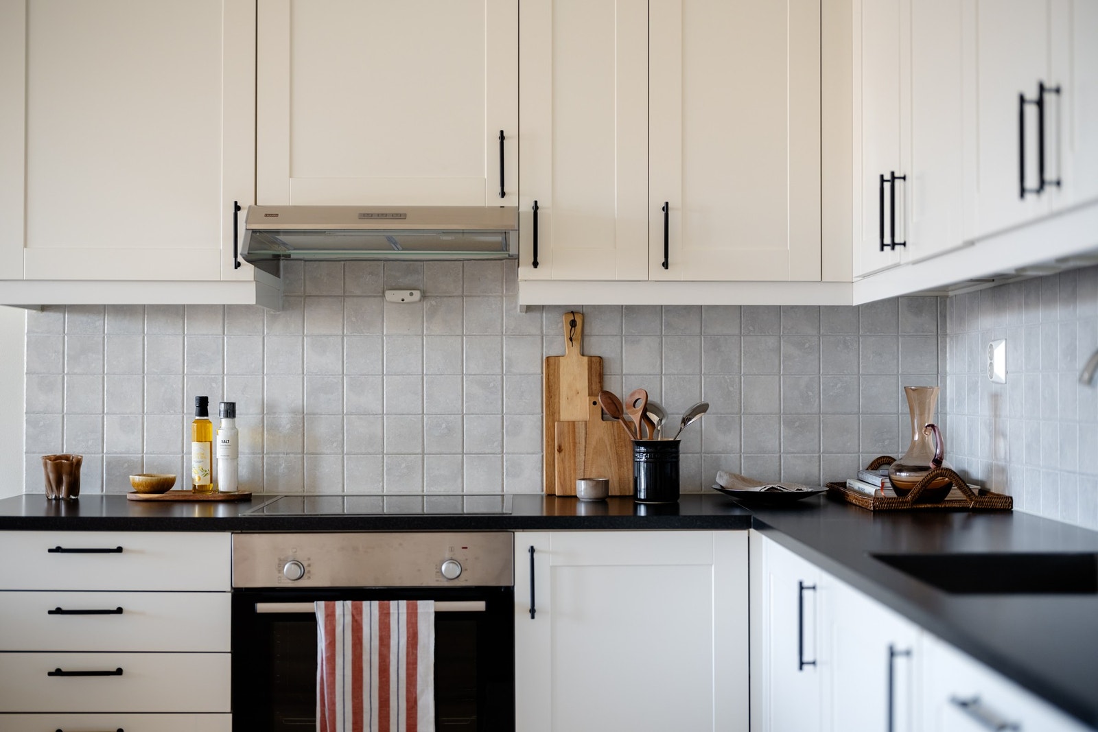 Flislagt vegg i dempede gråtoner og planlimt kum. Galleribilde