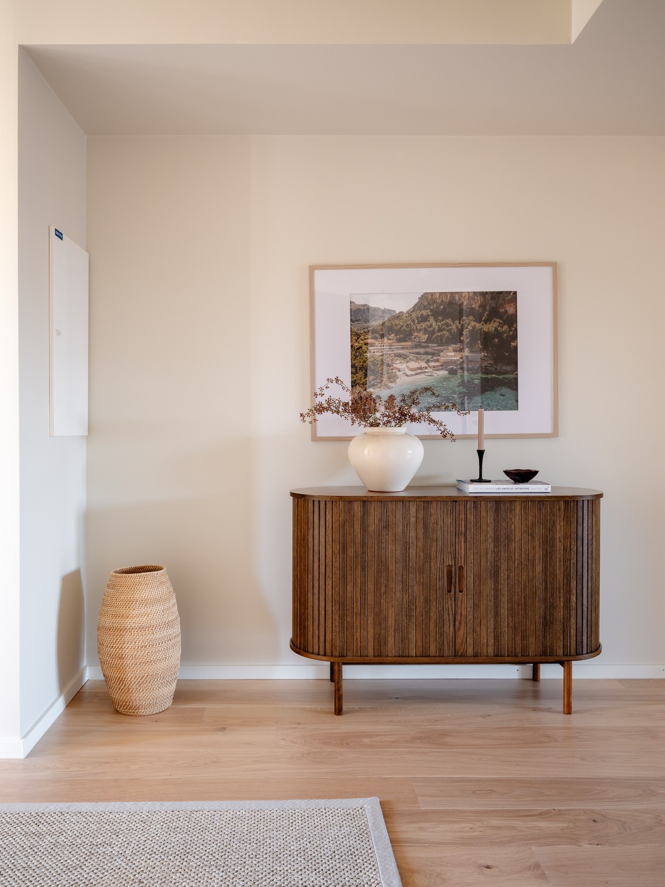 Boligen har vannrør i plast utført som rør i rør system, med fordelerskap plassert i entréen. Galleribilde