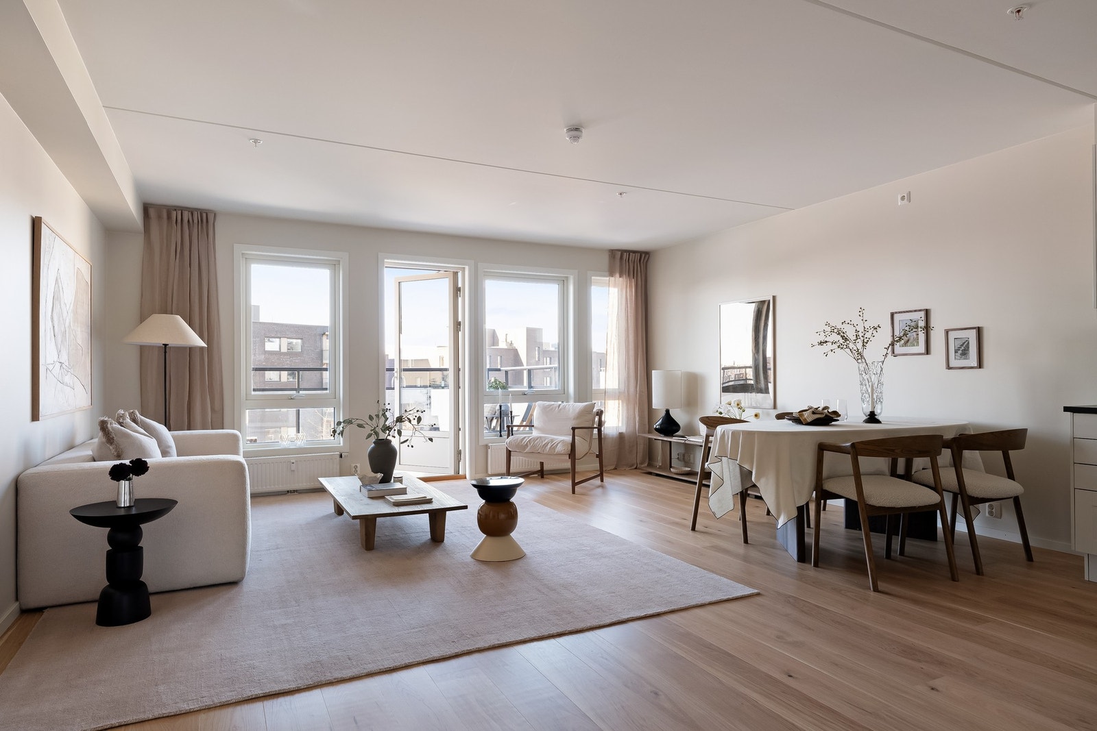 Gode møbleringsflater gjør det enkelt å etablere både sittegruppe og spiseplass. Galleribilde