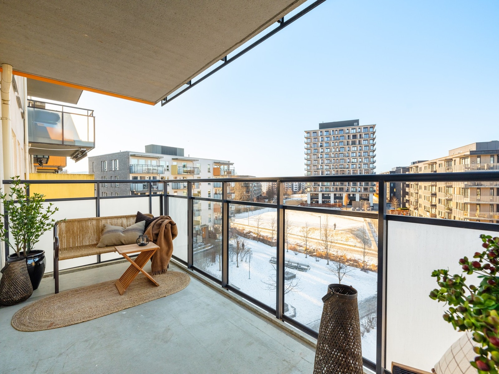 Solrik, sydvestvendt balkong på ca. 9 kvm med direkte utgang fra stuen. Galleribilde