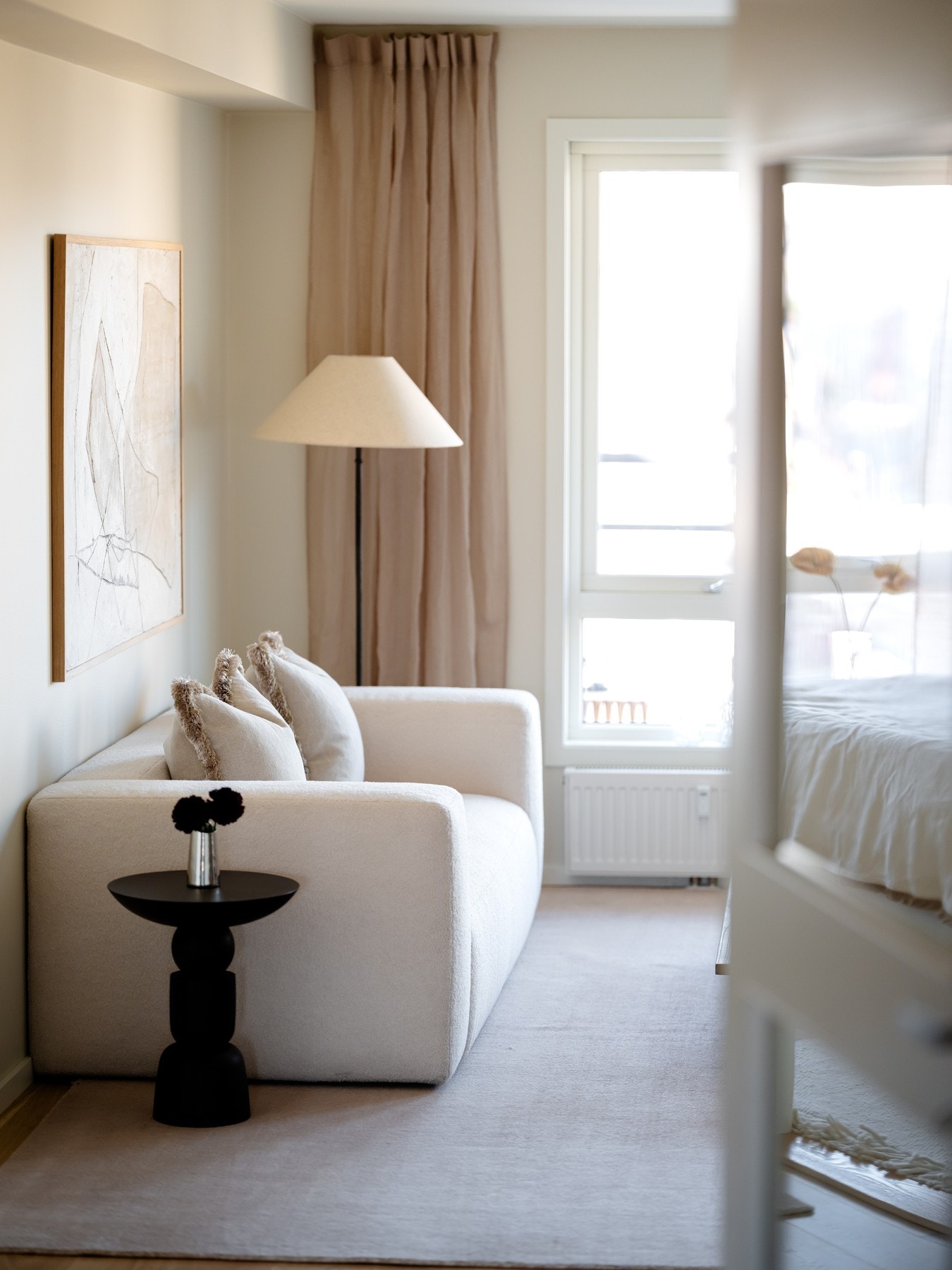 Lysbeige vegger og naturlige materialvalg skaper et rolig og tidløst uttrykk. Galleribilde