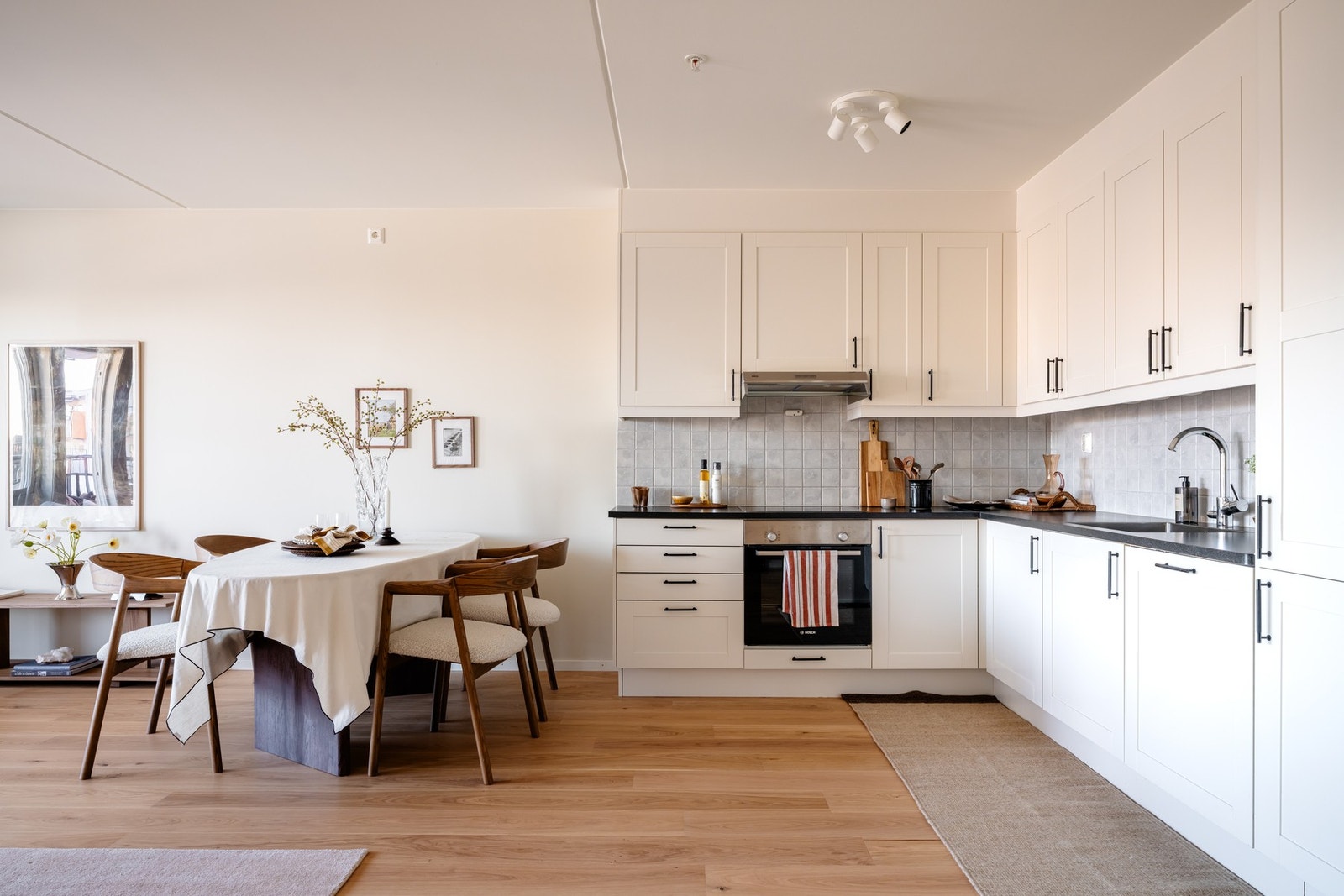 Komfyrvakt, aquastop og brannslange under benken. Galleribilde