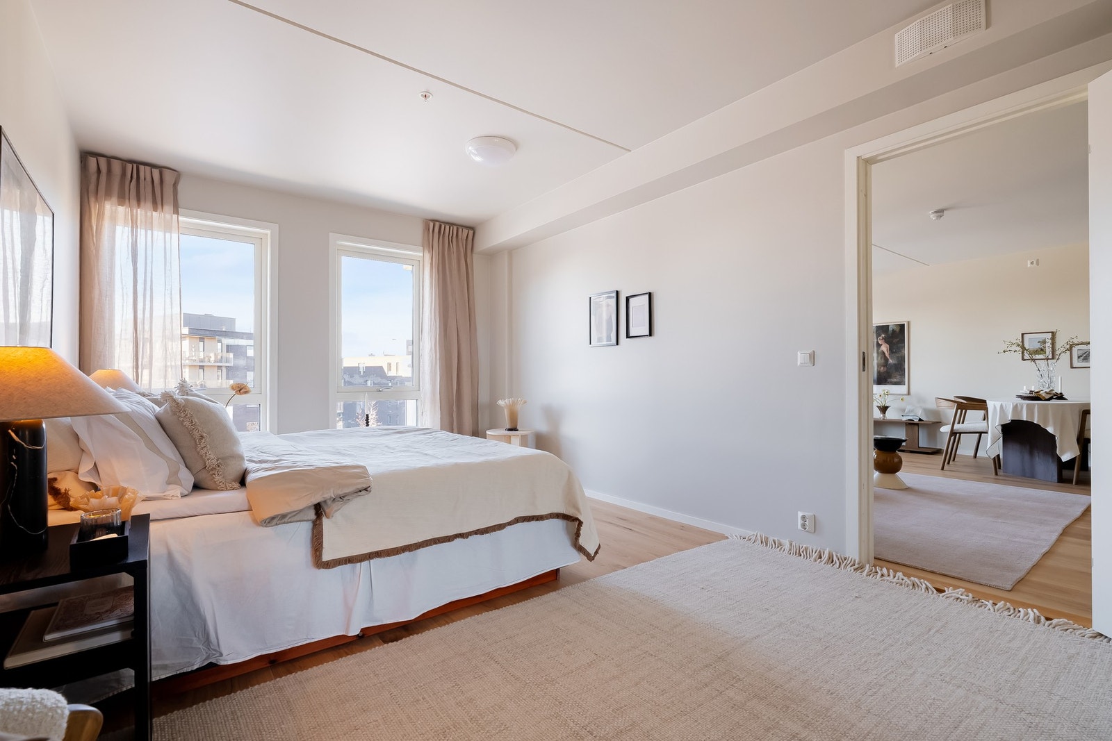 Boligen varmes opp med radiatorer under vinduene. Galleribilde