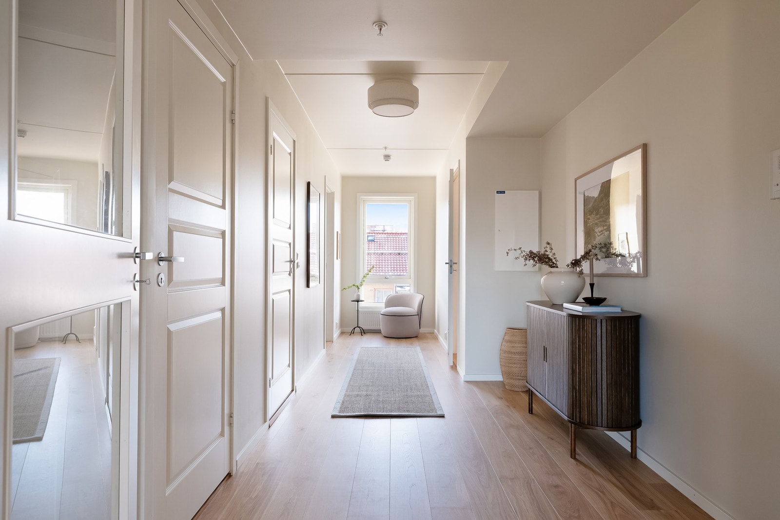 Boligen disponerer kjellerbod på ca. 6 kvm samt parkeringsplass i felles garasjeanlegg. Galleribilde