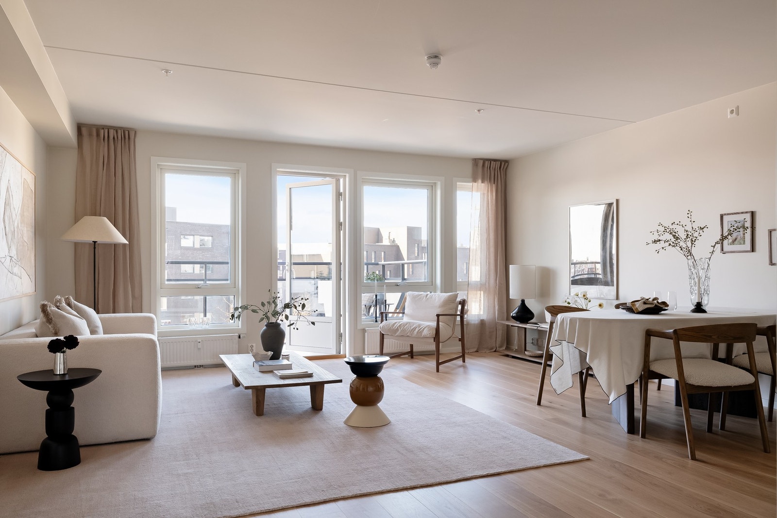 Lys og gjennomgående 4 roms med solrik sydvestvendt balkong, garasjeplass og barnevennlig, attraktiv beliggenhet på Hasle. Galleribilde