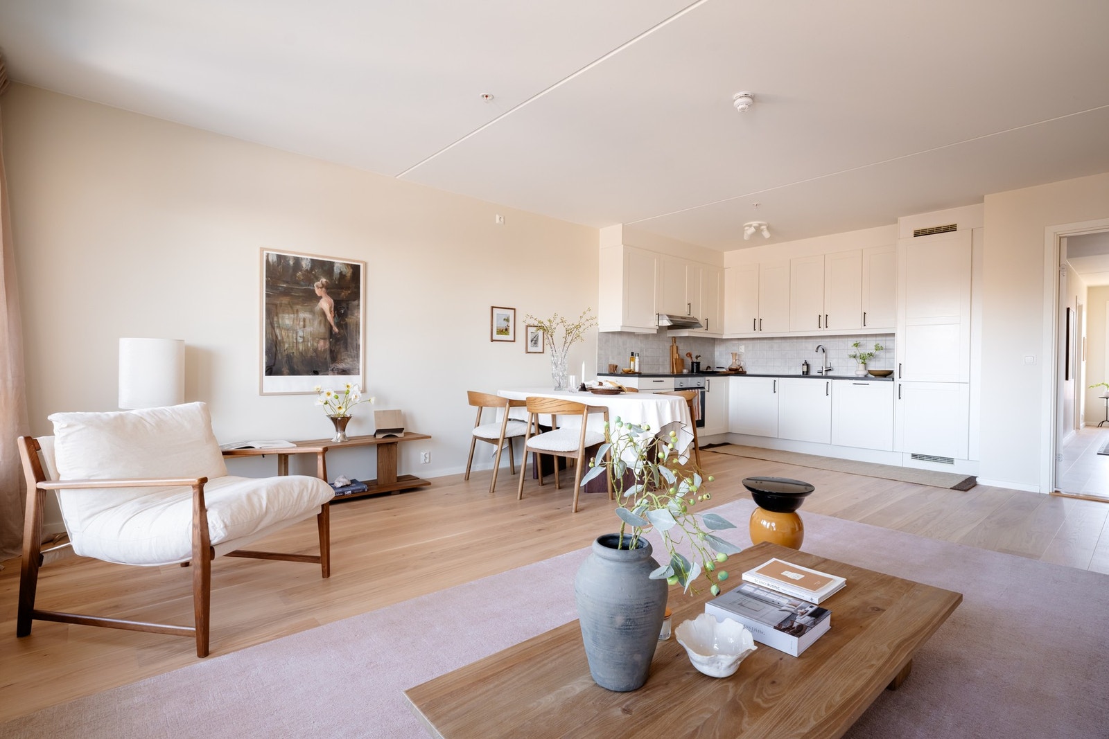 Takhøyde på ca. 2,5 meter gir en luftig romfølelse. Galleribilde