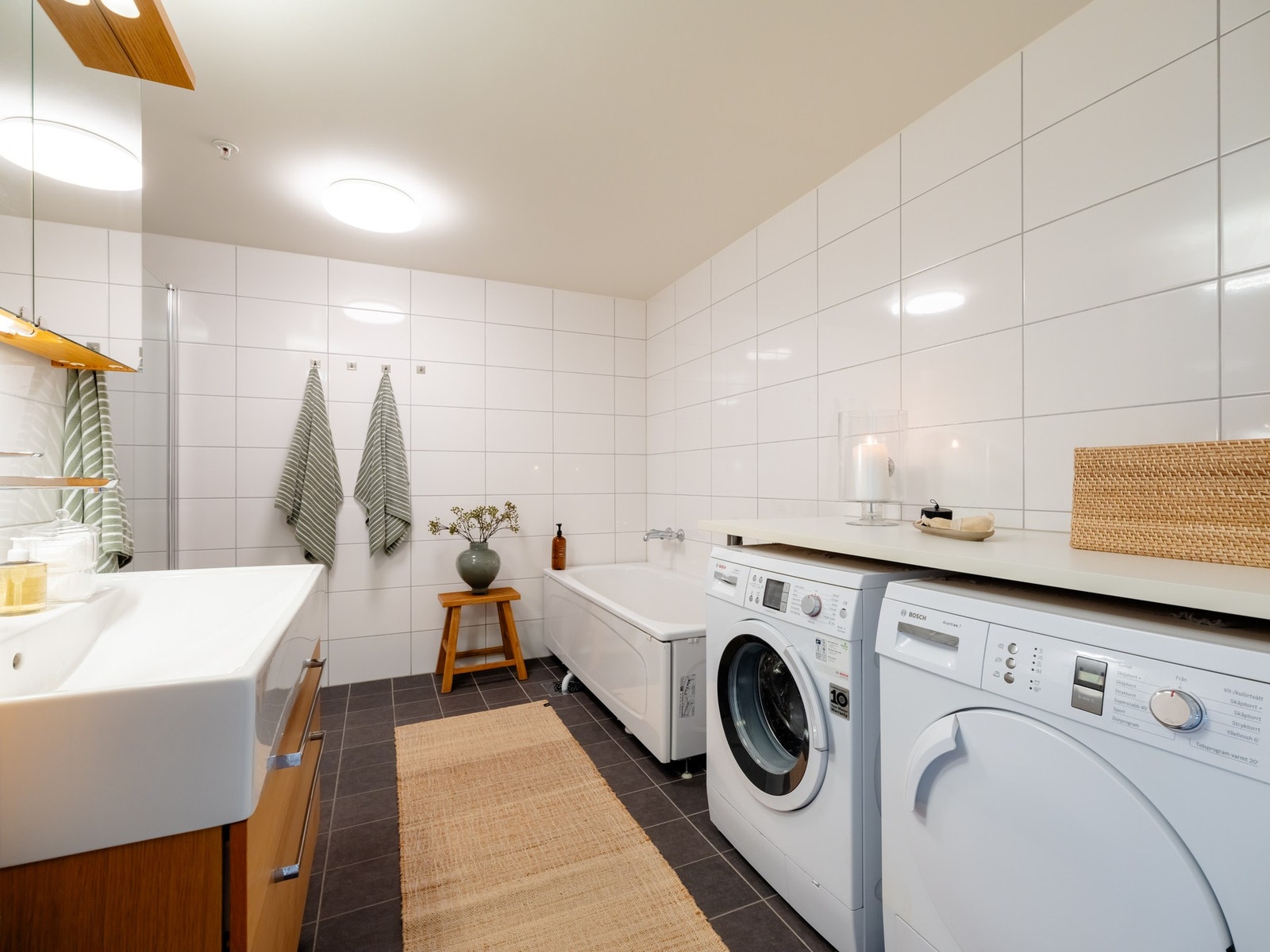 Badet er innredet med både badekar og separat dusjhjørne med glassvegger. Galleribilde