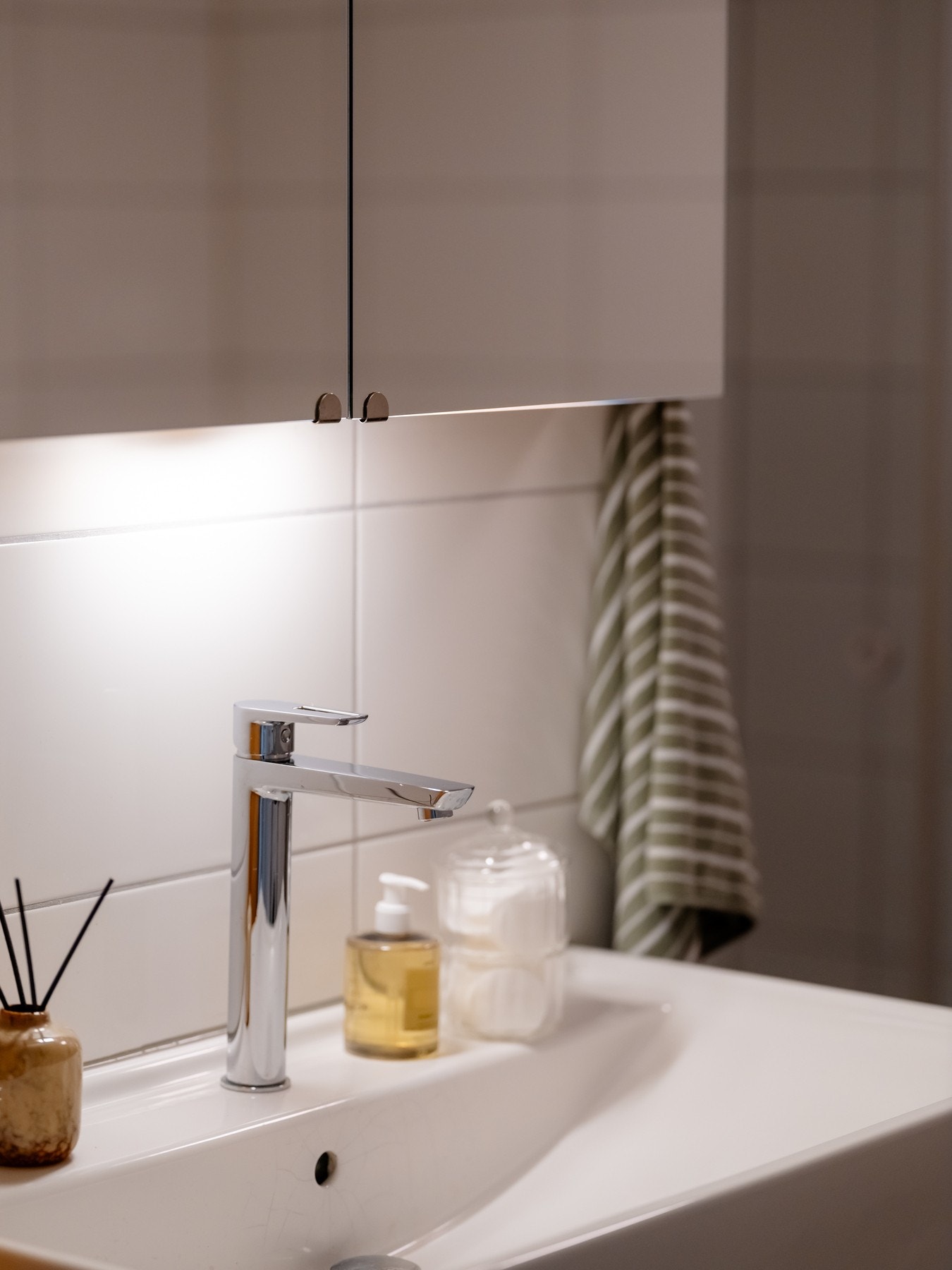 Servantskap med glatte fronter, heldekkende servant og speilskap med integrert belysning. Galleribilde