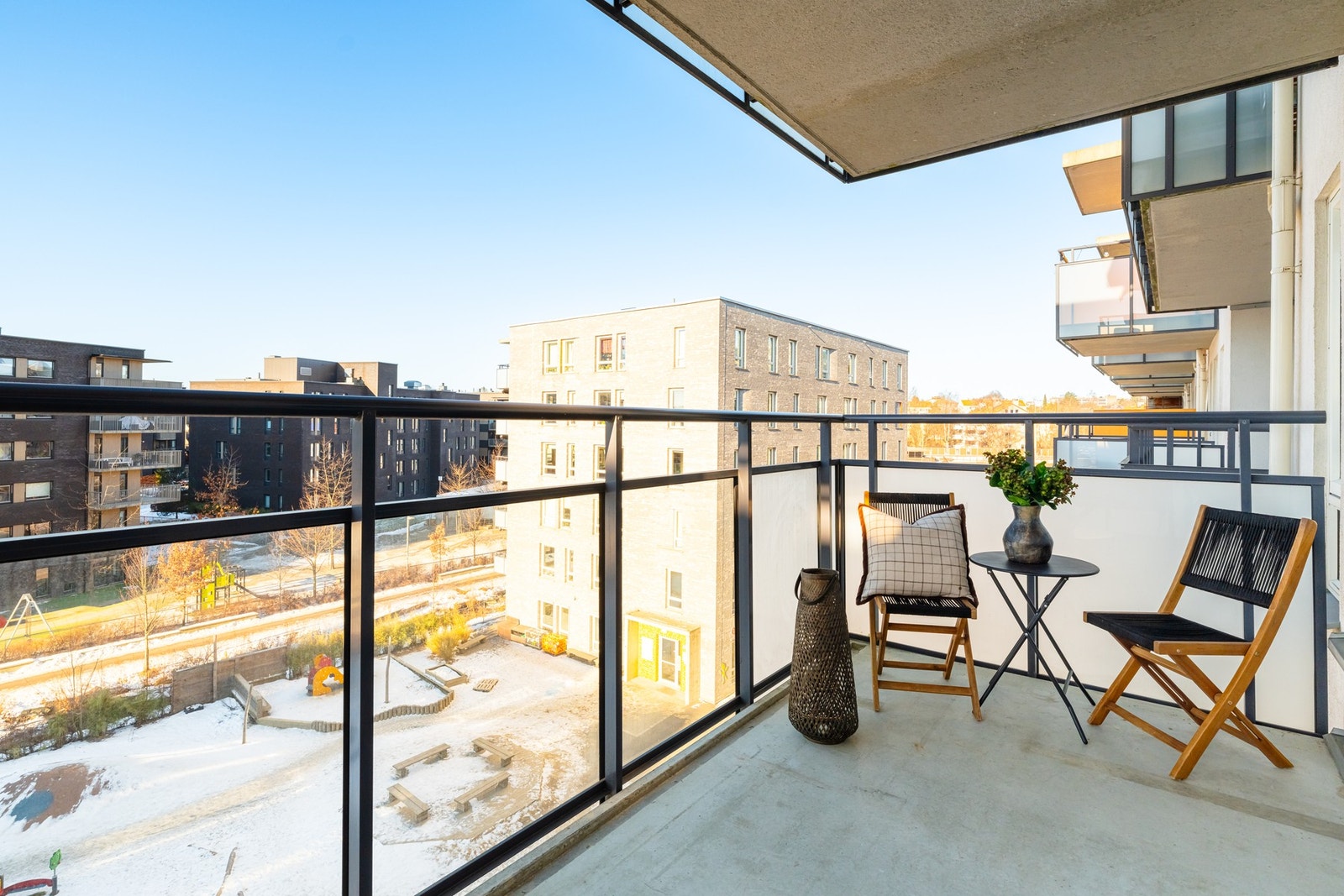 Sydvestvendt balkong med gode solforhold, en fin forlengelse av oppholdsrommet. Galleribilde