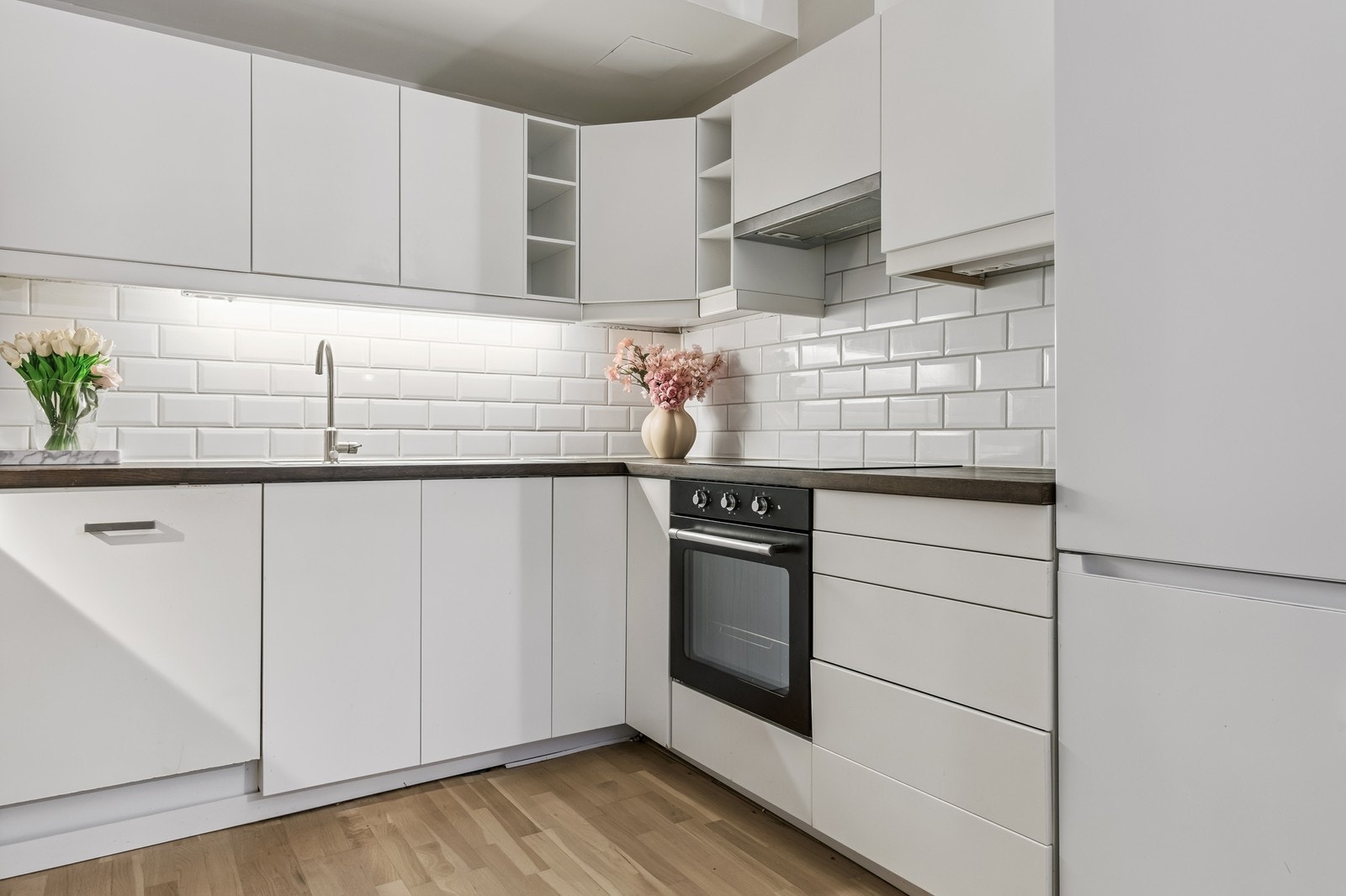 Lekkert kjøkken med god skap og benkeplass. Integrerte hvitevarer medfølger Galleribilde