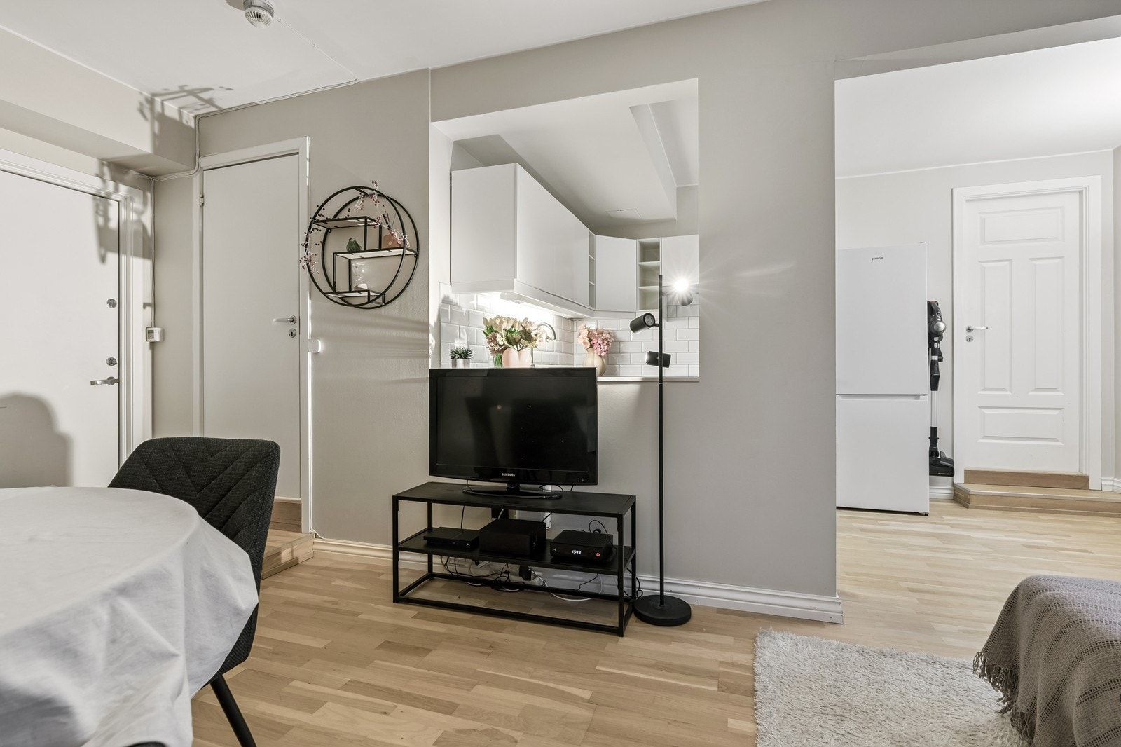 Oversiktsbilde av stuen, inngang til soverommet på høyre side. Galleribilde