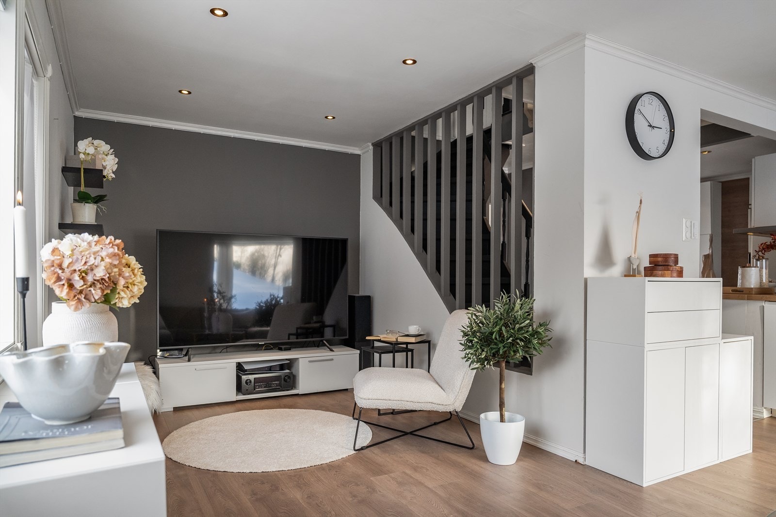 Stilig kontrastvegg som gir TV-kroken et moderne uttrykk. Galleribilde