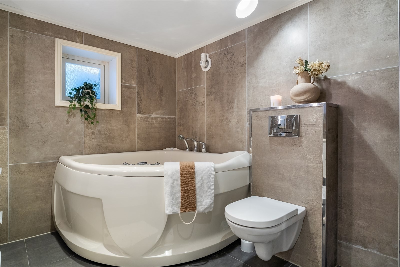 Innbydende hjørnebadekar for en spa-lignende følelse. Galleribilde