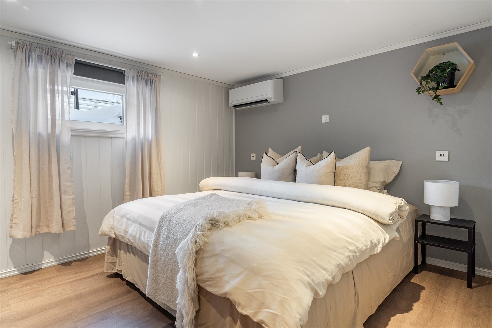 Soverom av god størrelse innredet i lune farger og med spotter i tak for behagelig belysning (ikke godkjent ref. pkt. ferdigattest). Galleribilde