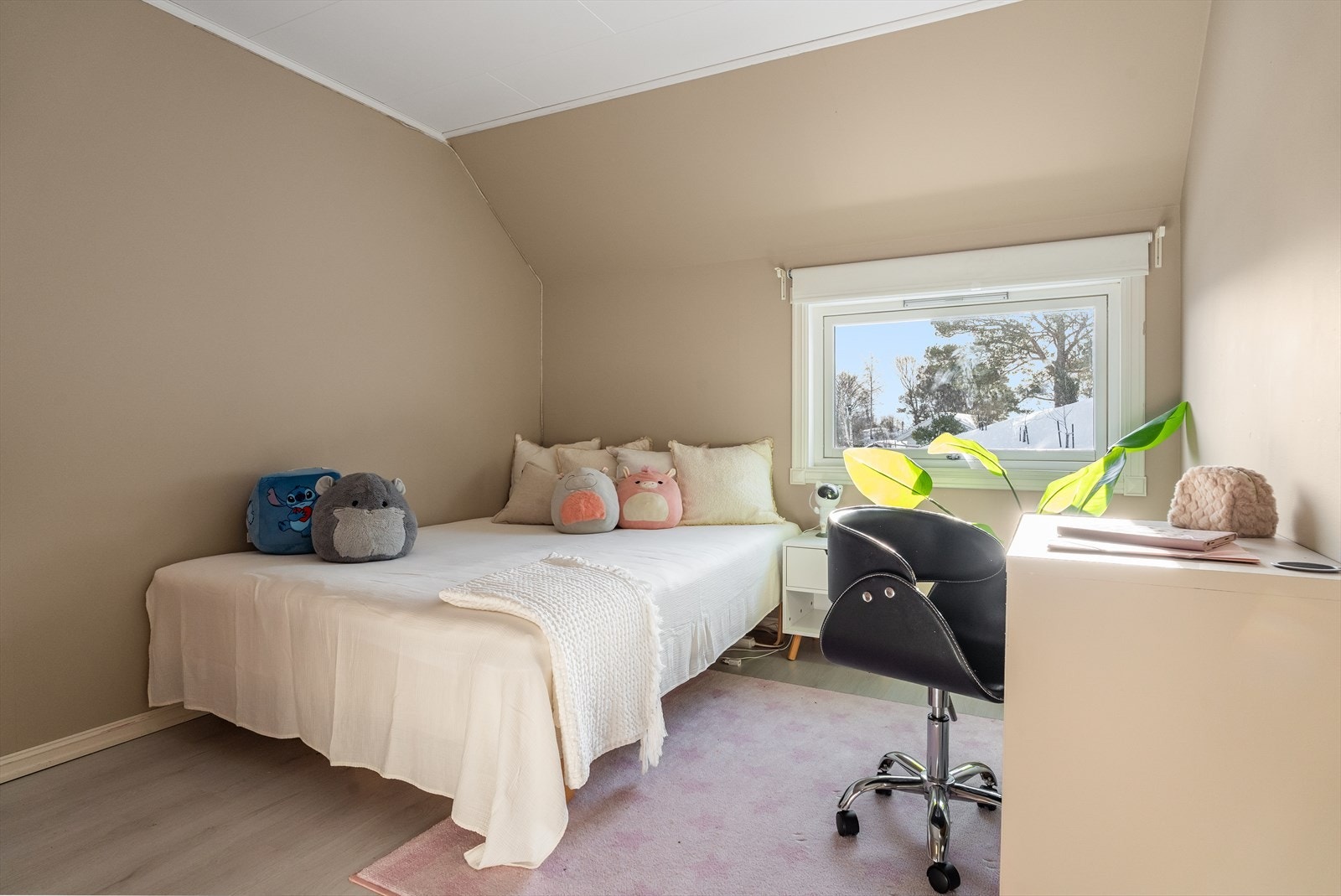 Soverom 2, også av god størrelse og malt i delikate farger. Galleribilde