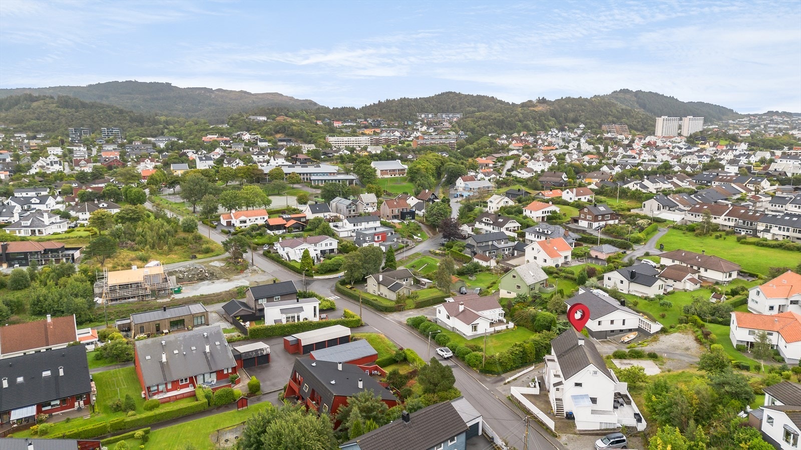 Boligen har en etterspurt beliggenhet i et etablert, rolig og barnevennlig område med kort vei til det meste man trenger i hverdagen. Galleribilde