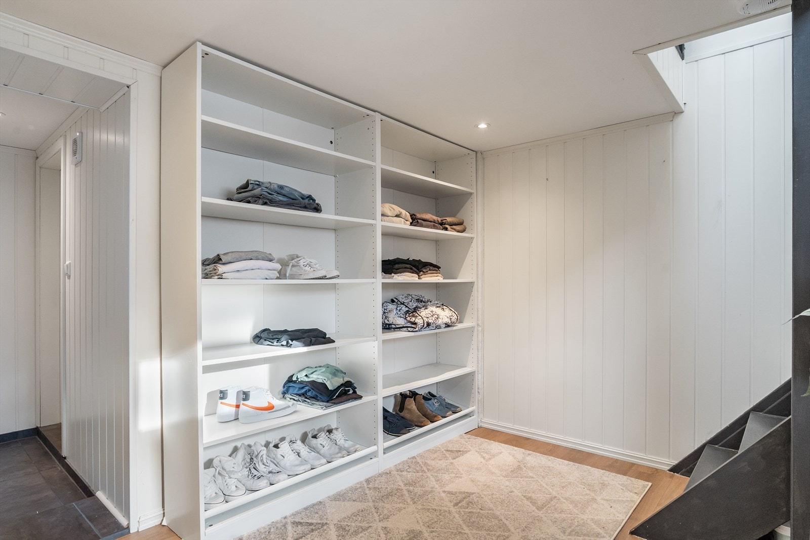 Rommet byr på gode oppbevaringsmuligheter med romslige hyller. Galleribilde