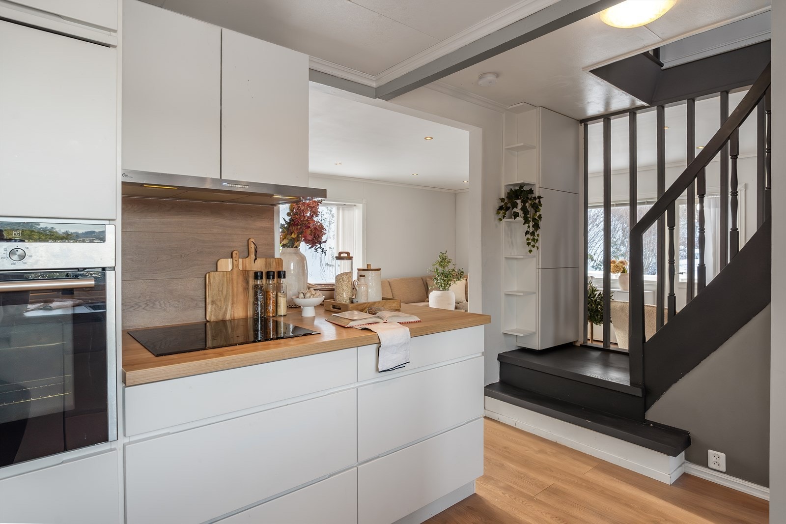 Funksjonell løsning med stekeovn i arbeidshøyde og nærhet til koketopp. Galleribilde