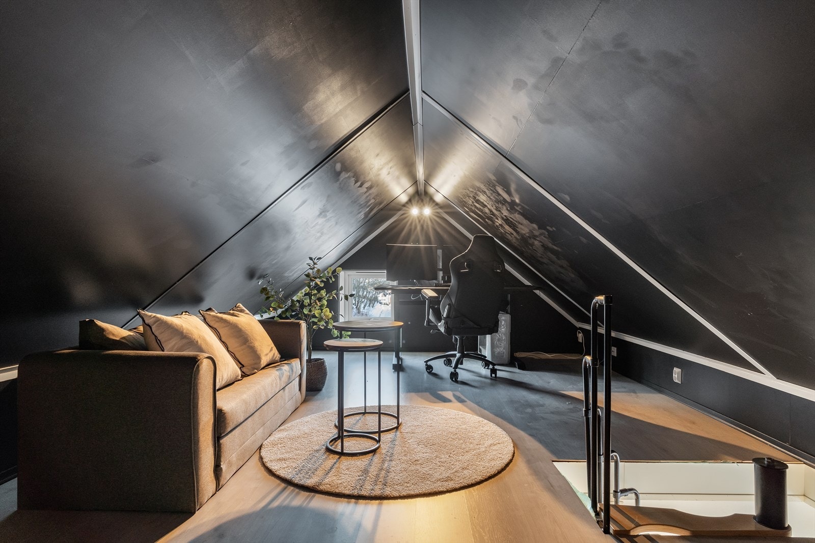 Loftsetasjen innredet som stilig kontor (loftsetasje ikke godkjent ref. pkt. ferdigattest). Galleribilde