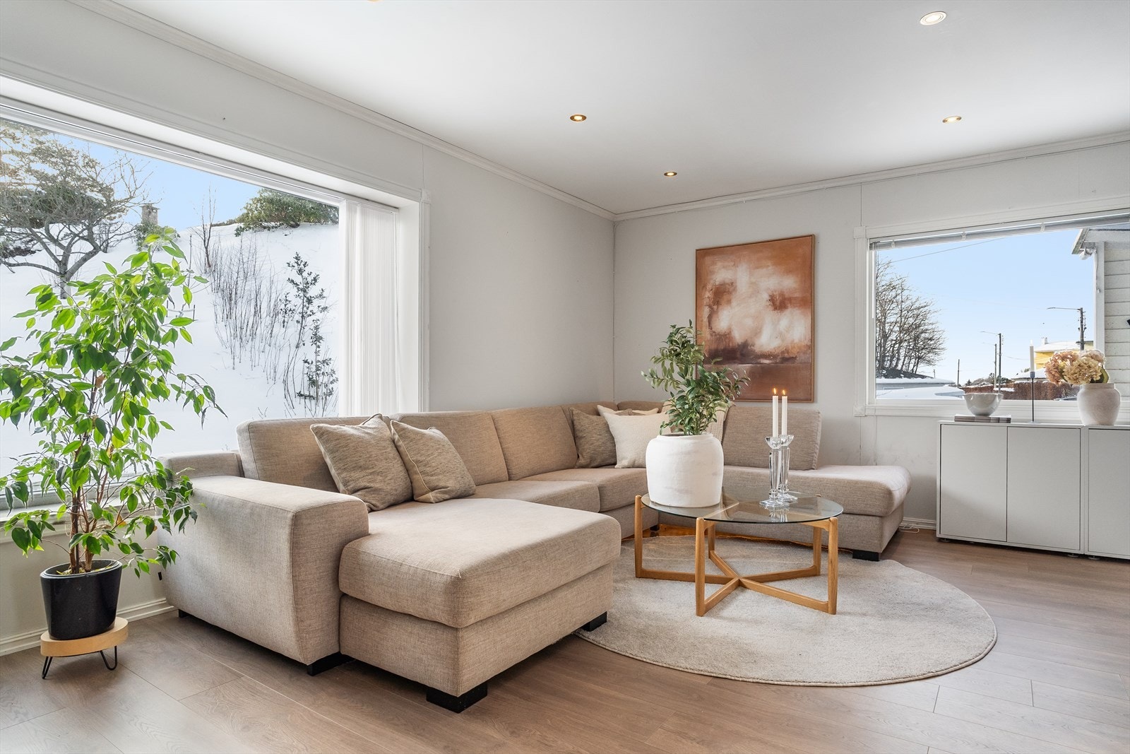 Lys og luftig stue med store vindusflater som slipper inn godt med naturlig dagslys. Galleribilde