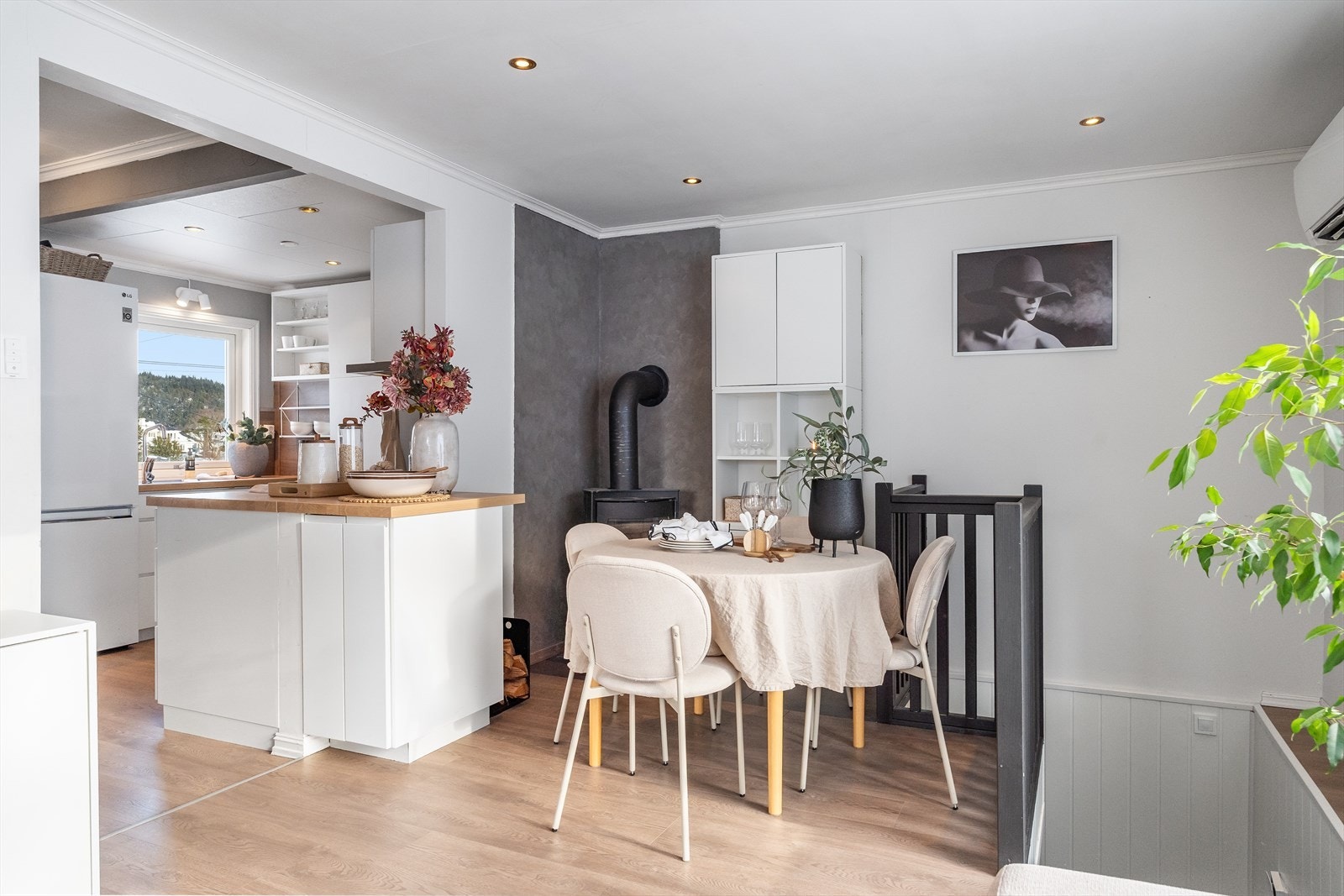 Lun og innbydende spisestue ved vedovnen. Galleribilde