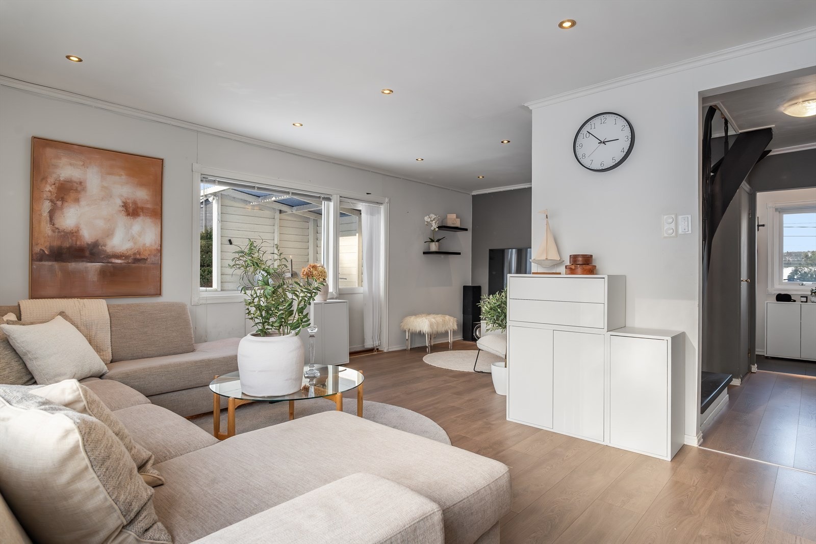 Spotter i taket som gir jevn og behagelig belysning. Galleribilde