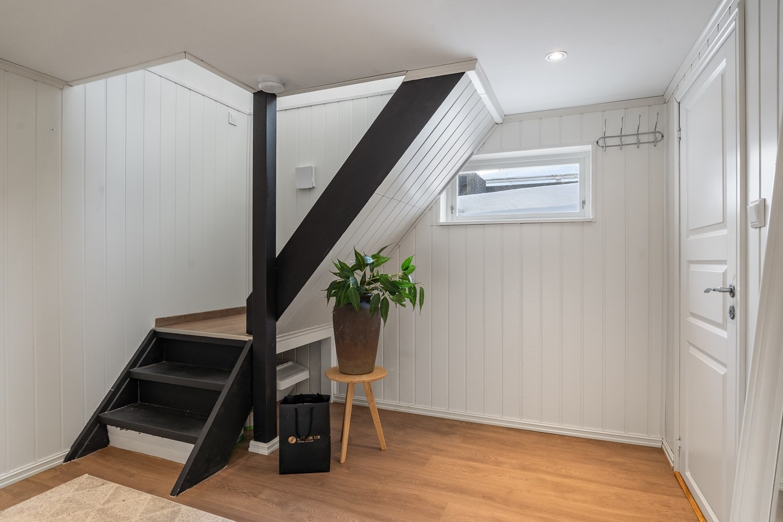 Lys og romslig gang med trapp opp til 1.etasje. Galleribilde