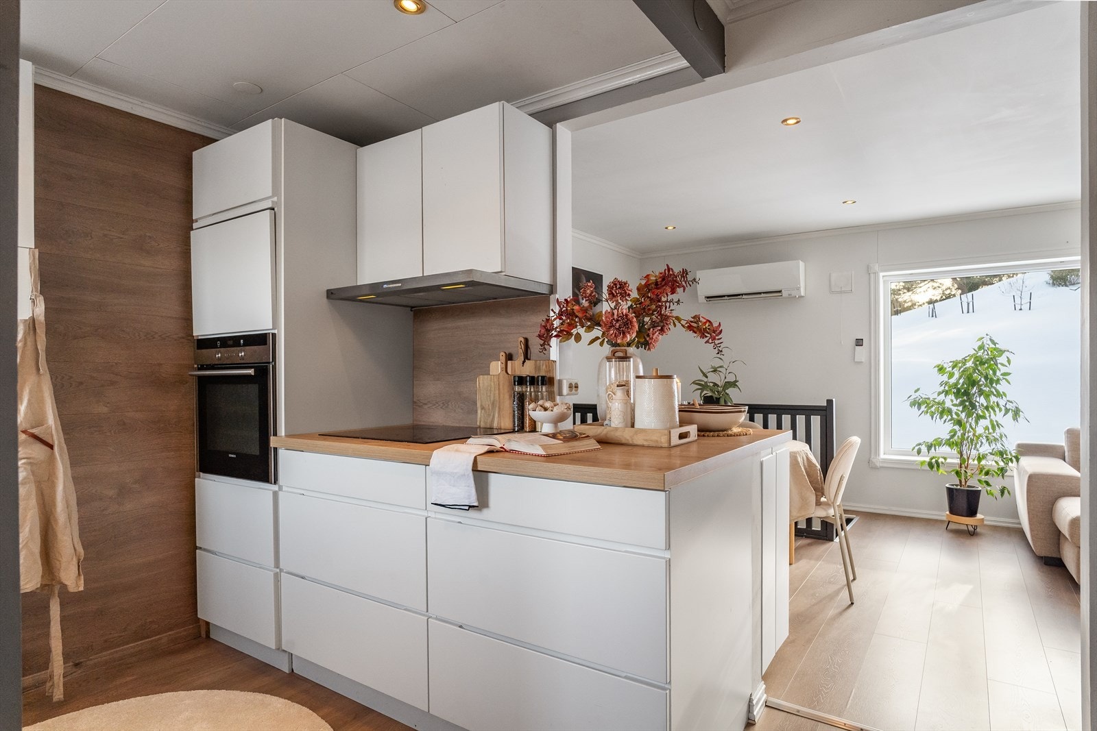 Stilrent og lyst kjøkken med slette fronter og tidsriktig design. Galleribilde