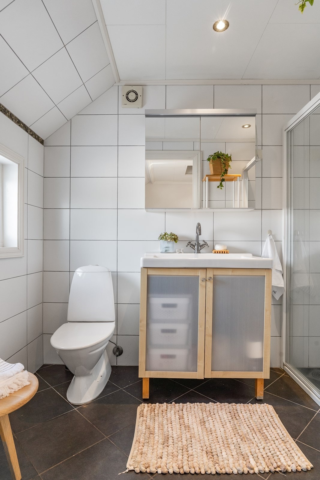 Lyst og fint bad med fliser på vegger og gulv med varmekabler i. Galleribilde