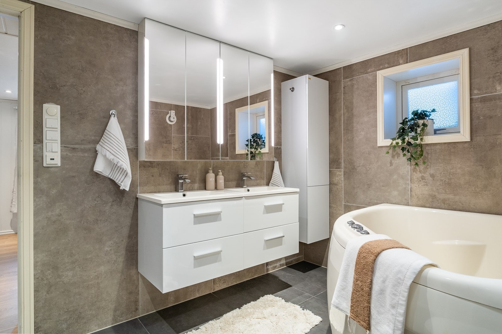 Moderne bad med fliser på vegger og gulv med behagelige varmekabler i (ikke godkjent ref. pkt. ferdigattest). Galleribilde