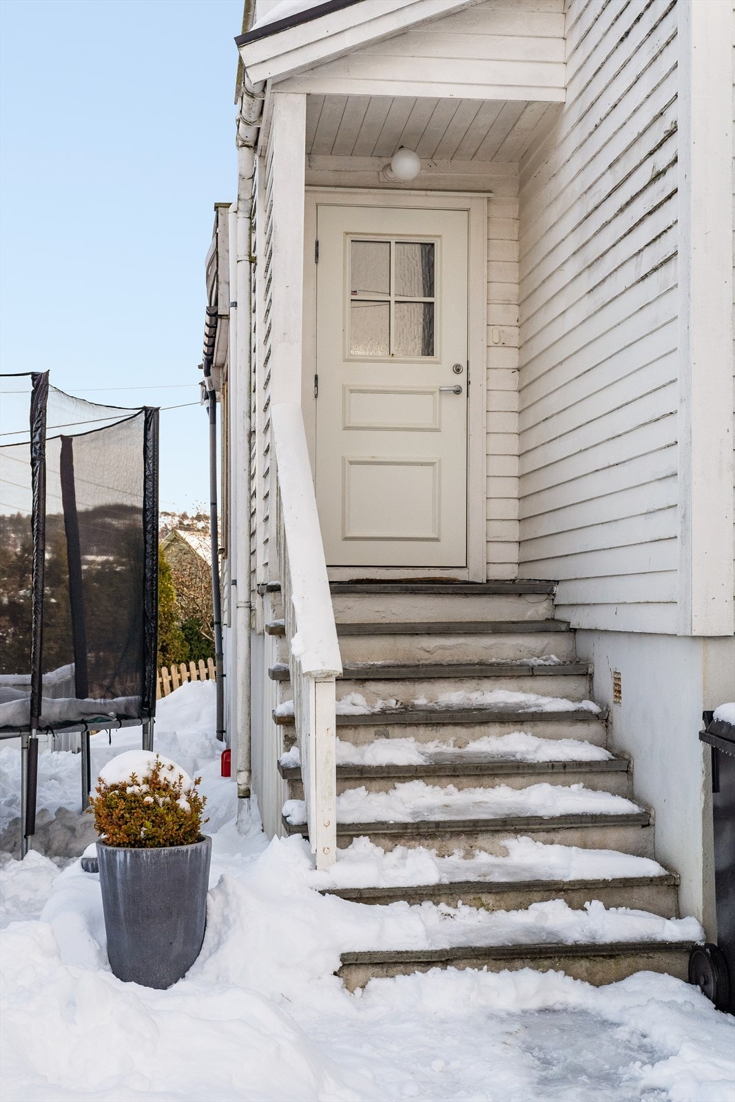 Koselig inngangsparti med praktisk overbygg. Galleribilde