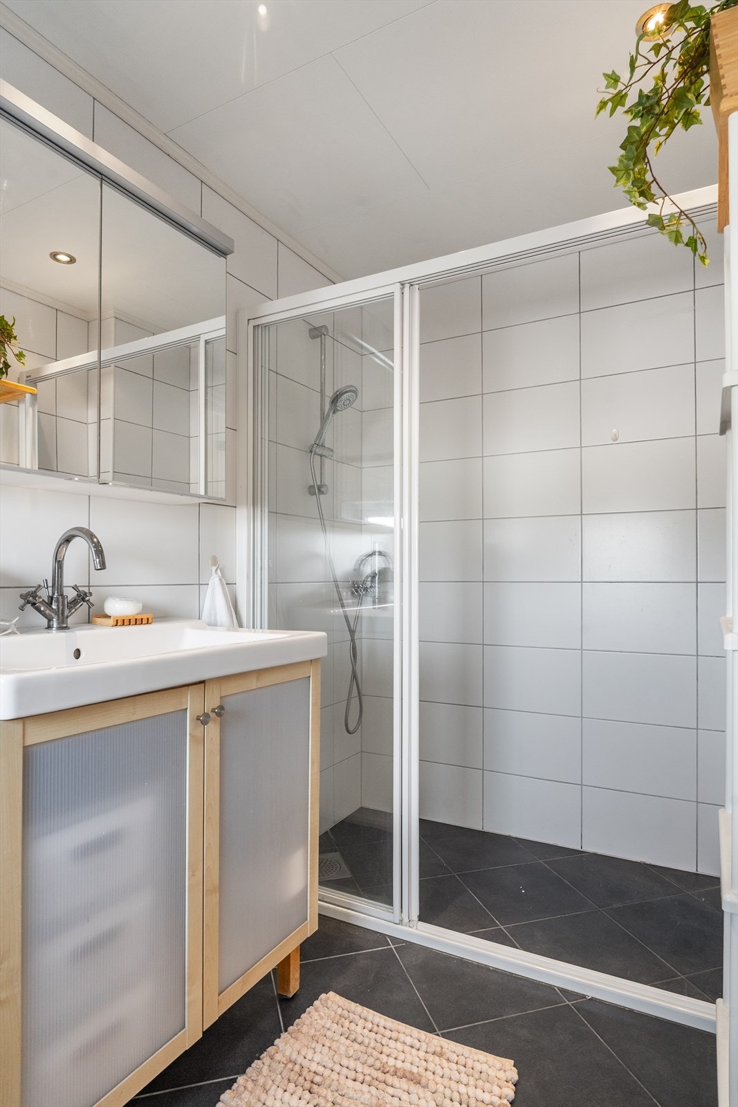 Dusjhjørne med plassbesparende og praktiske skyvedører. Galleribilde