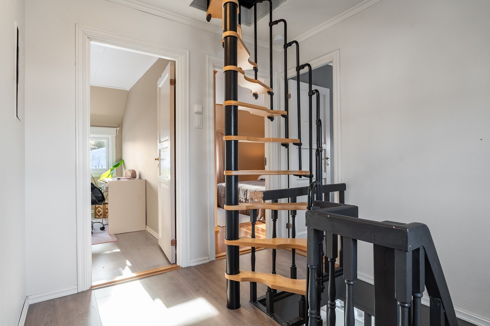 Lys og luftig gang med trapp opp til loft og ned til 2. etasje. Galleribilde