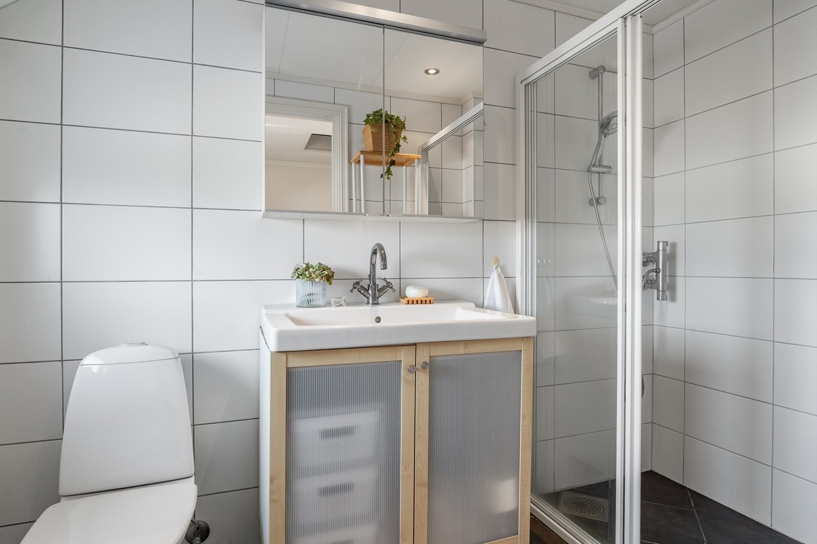 Speilskap over servanten gir praktisk oppbevaringsplass. Galleribilde