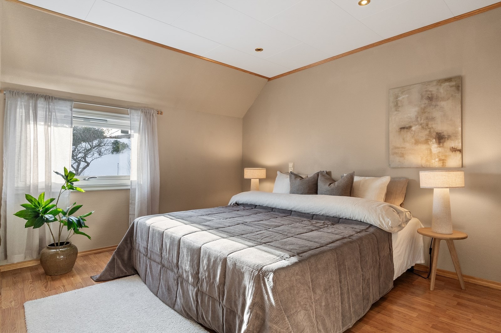 Soverom i 2. etasje innredet i delikate farger. Galleribilde