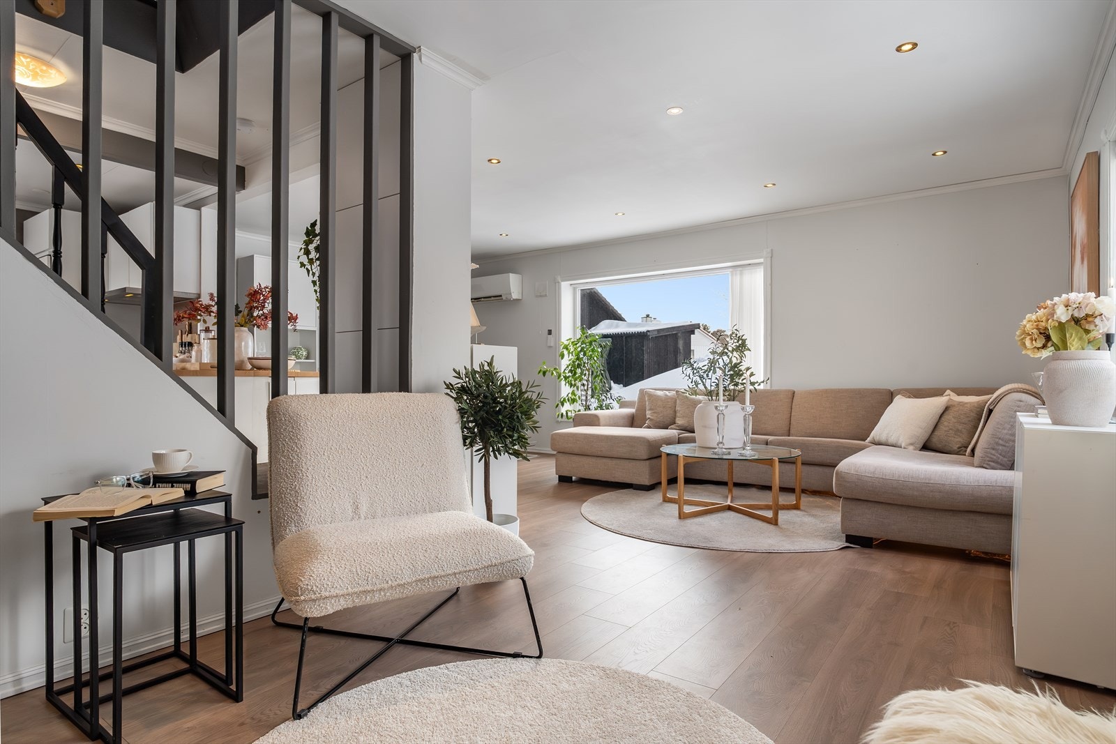 En innholdsrik og pent innredet del av tomannsbolig. Galleribilde