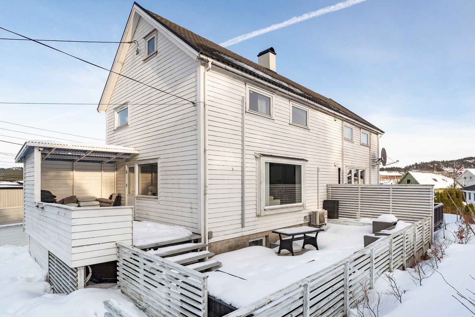 Romslig terrasse over to nivåer med hyggelig uteområde. (se pkt. ferdigattest vedr. overbygg.). Galleribilde