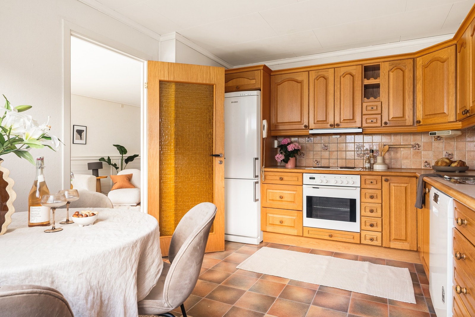 På kjøkkenet er det integrert stekeovn, platetopp, ventilator, mikrobølgeovn i tillegg til plass/opplegg for kjøleskap og oppvaskmaskin. Galleribilde