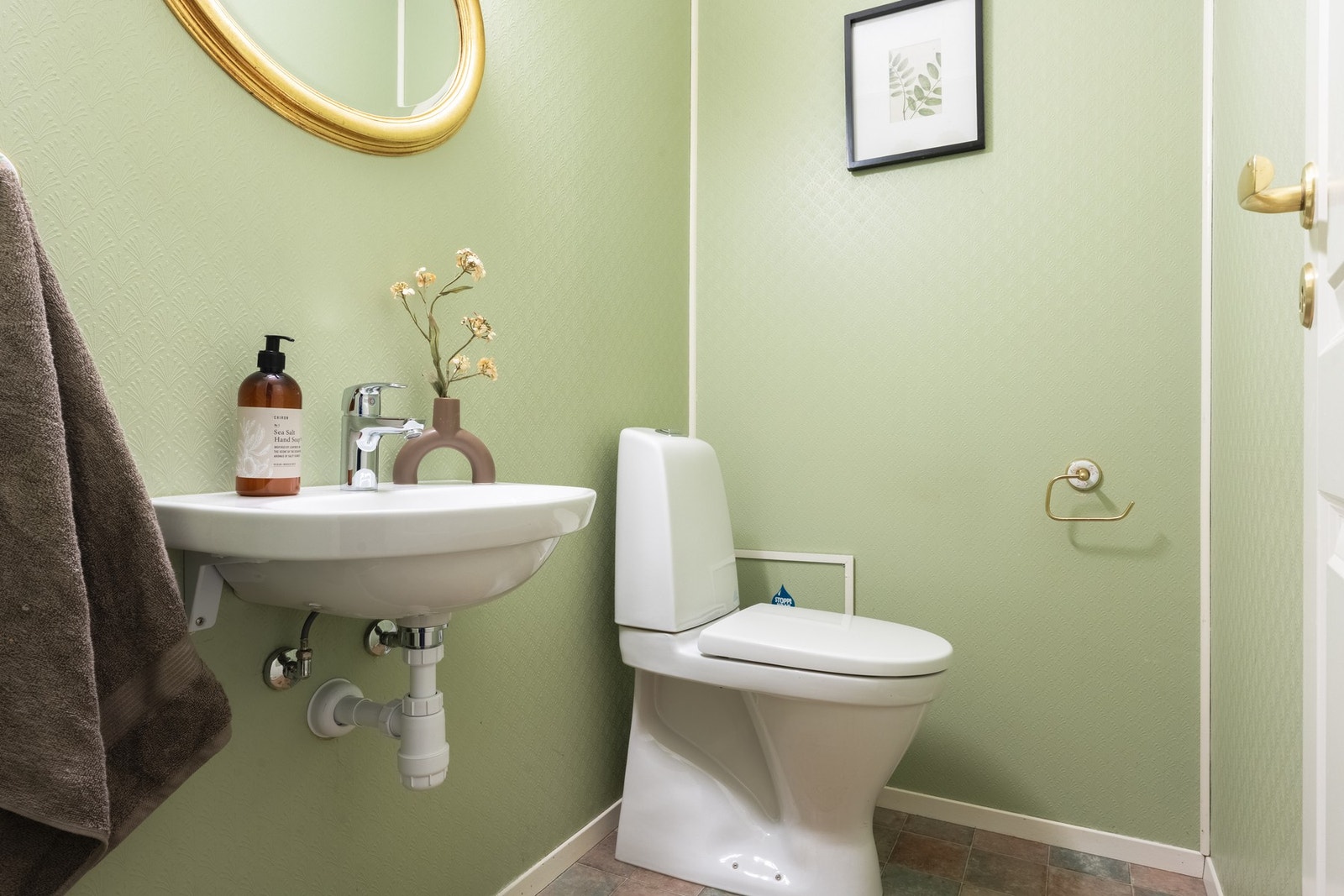 Toalettrom innredet med toalett og servant. Galleribilde