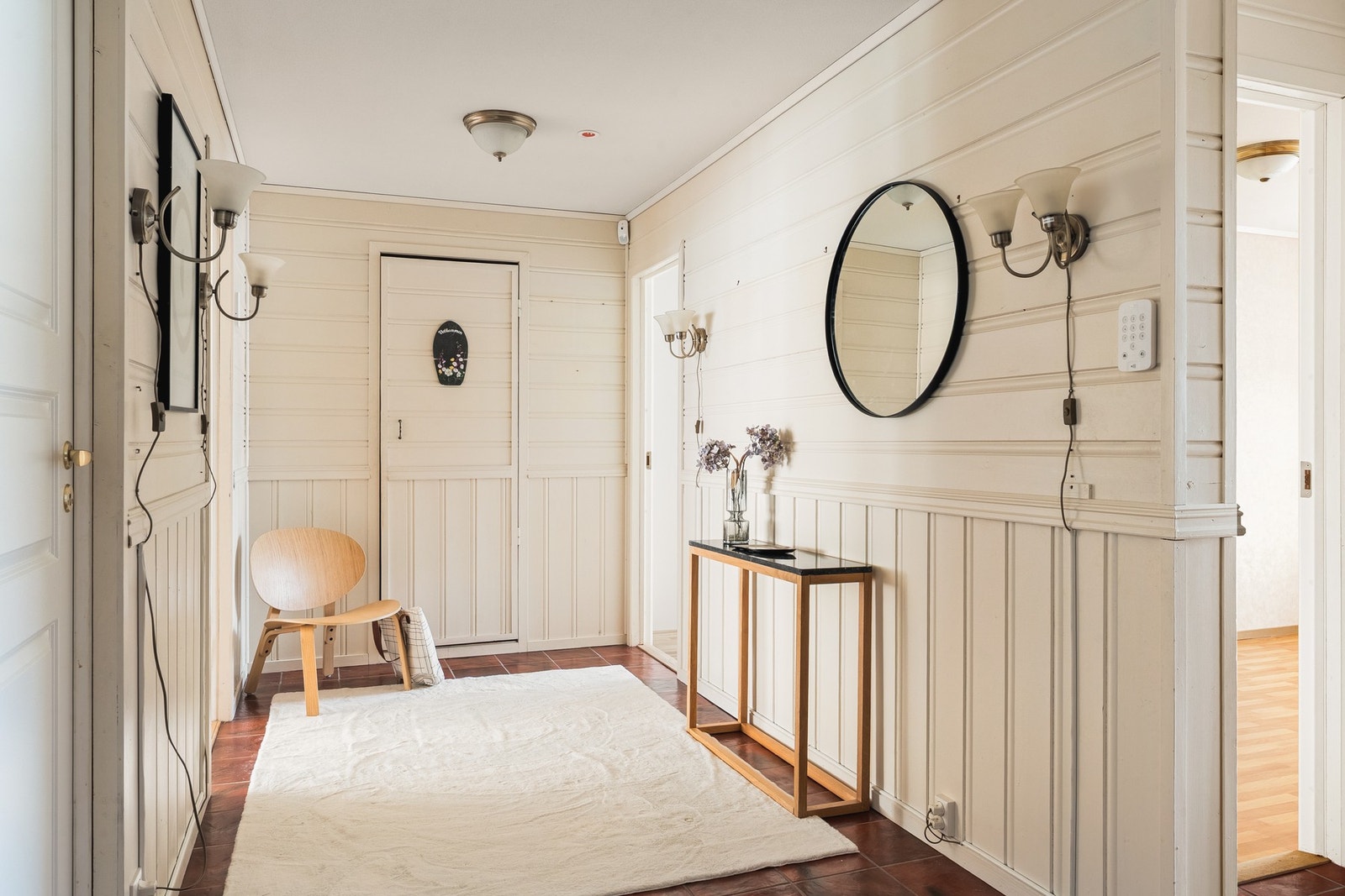 Romslig entré på 12,4 kvm. Fra entré har man tilkomst til innvendig bod. Galleribilde