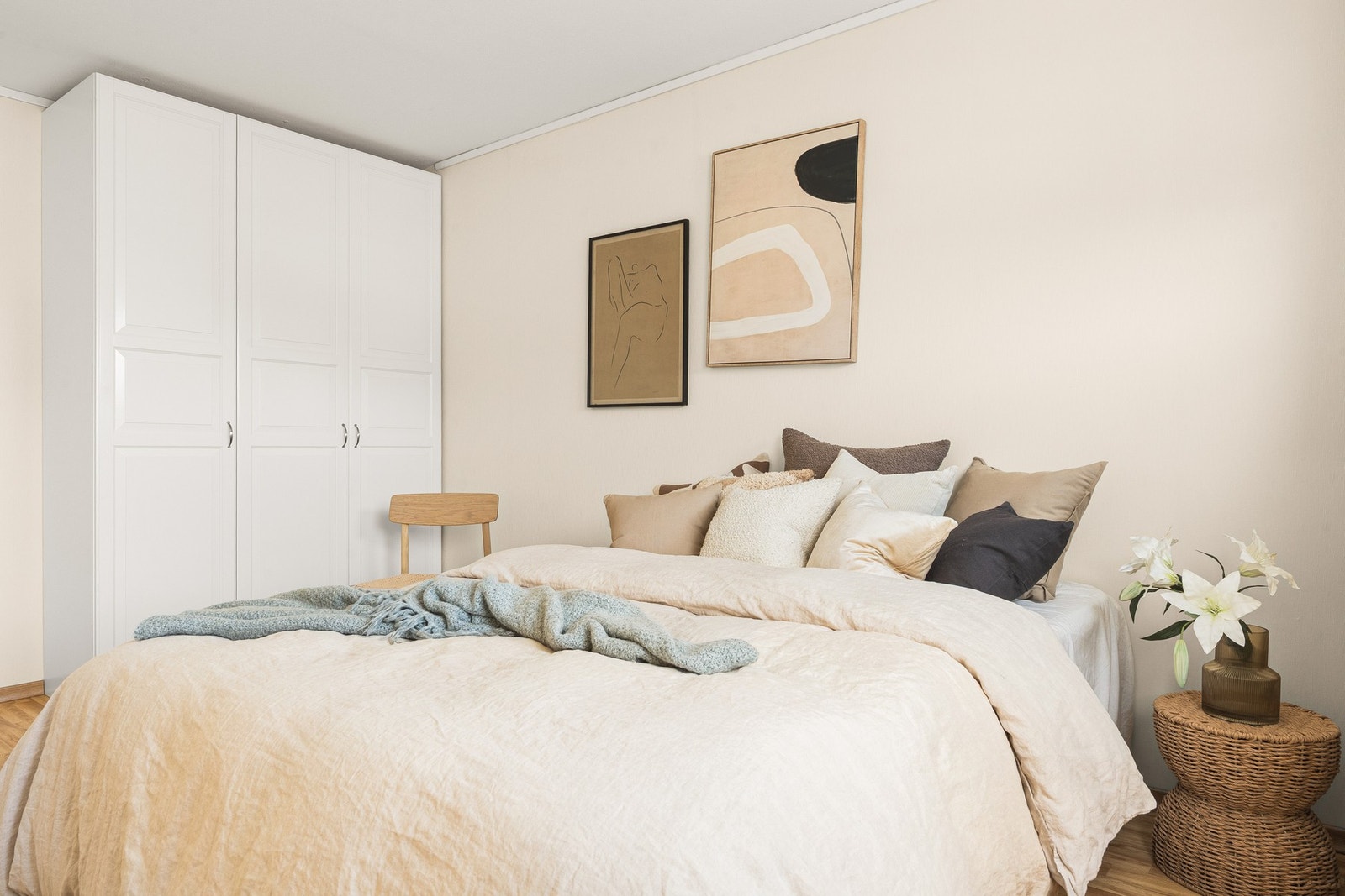 Her er det god plass til dobbeltseng, garderobeskap og tilhørende møblement. Galleribilde