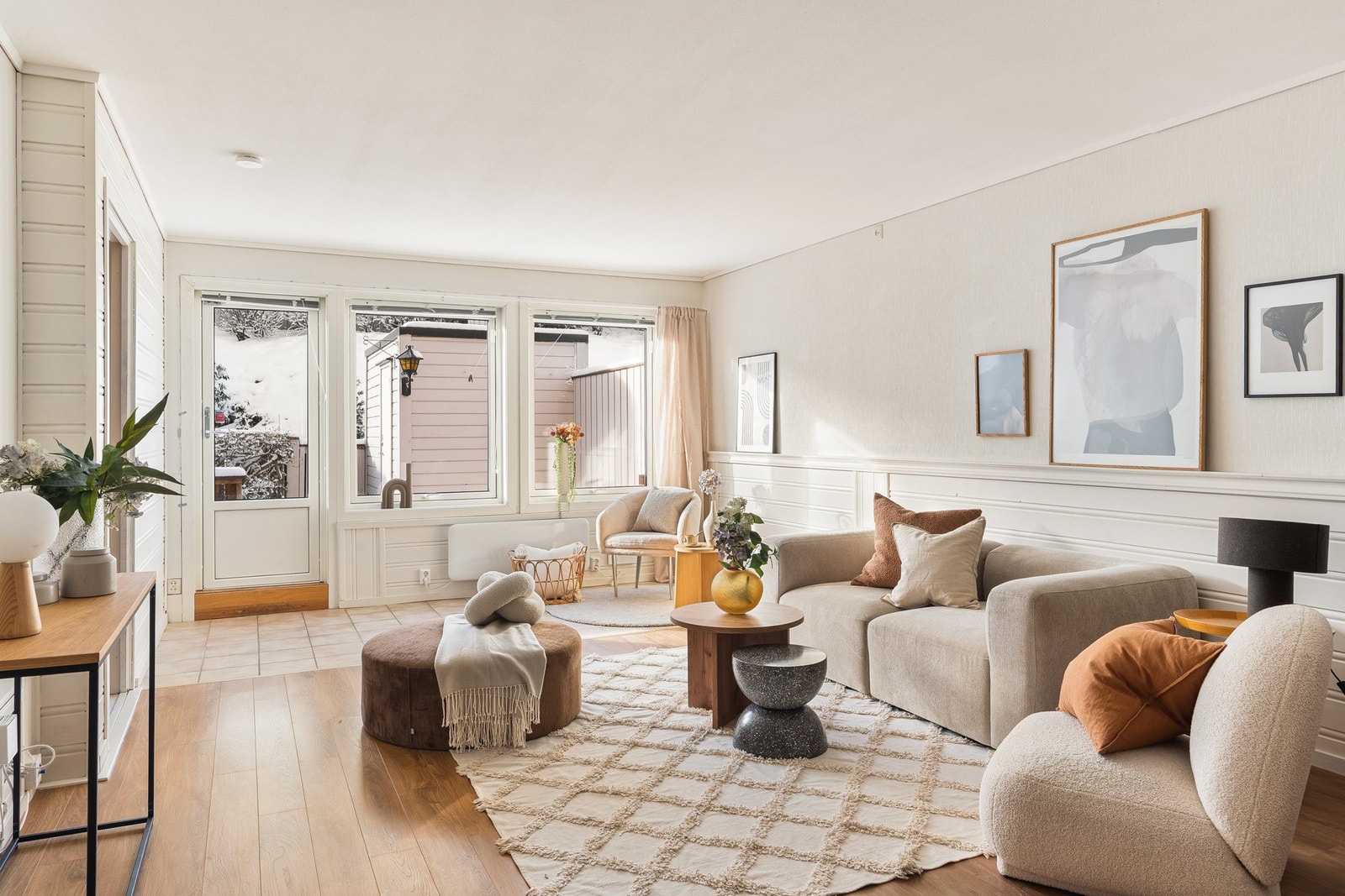 Lys stue som måler 29,4 kvm. Galleribilde