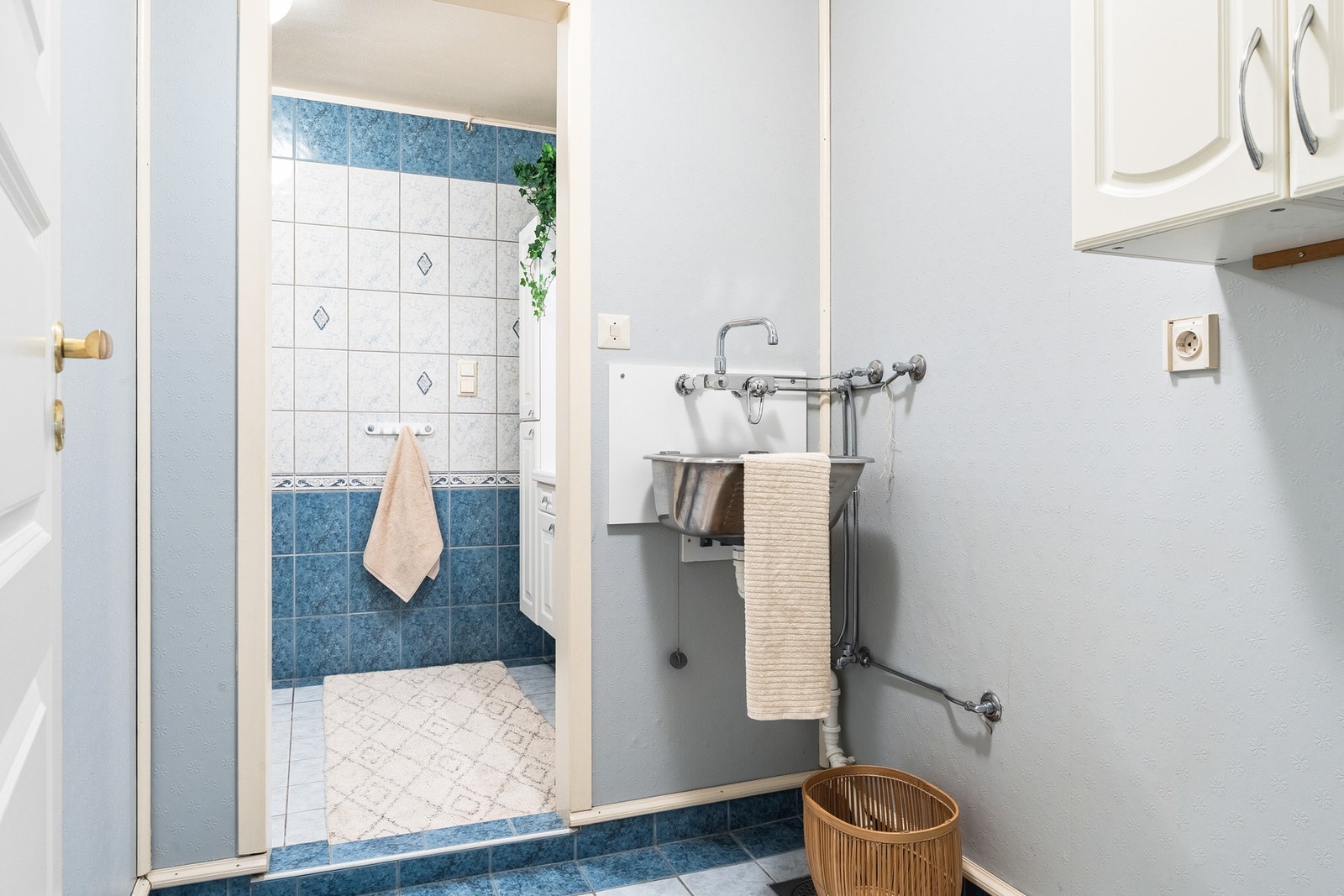 Leiligheten har separat vaskerom med opplegg for vaskemaskin og utslagsvask. Galleribilde