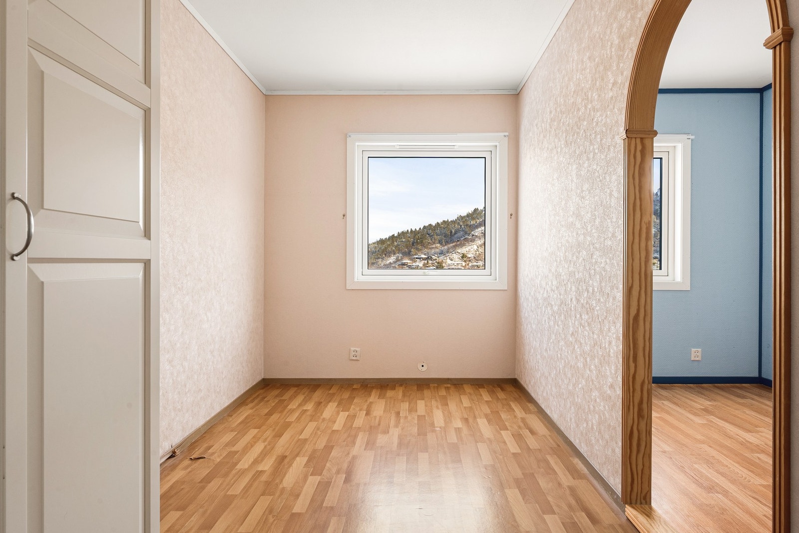 Det er direkte tilkomst mellom to av soverommene. Dette kan enkelt tettes igjen, begge soverommene har egen inngang. Galleribilde