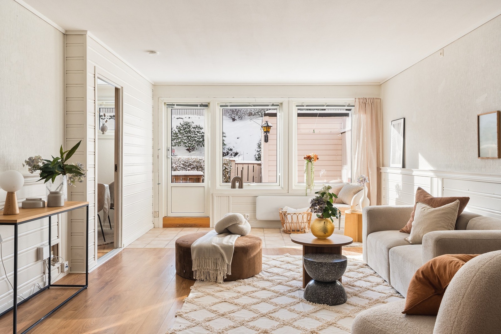 I stuen er det gode vindusflater som gir godt med naturlig lysinnslipp. Galleribilde