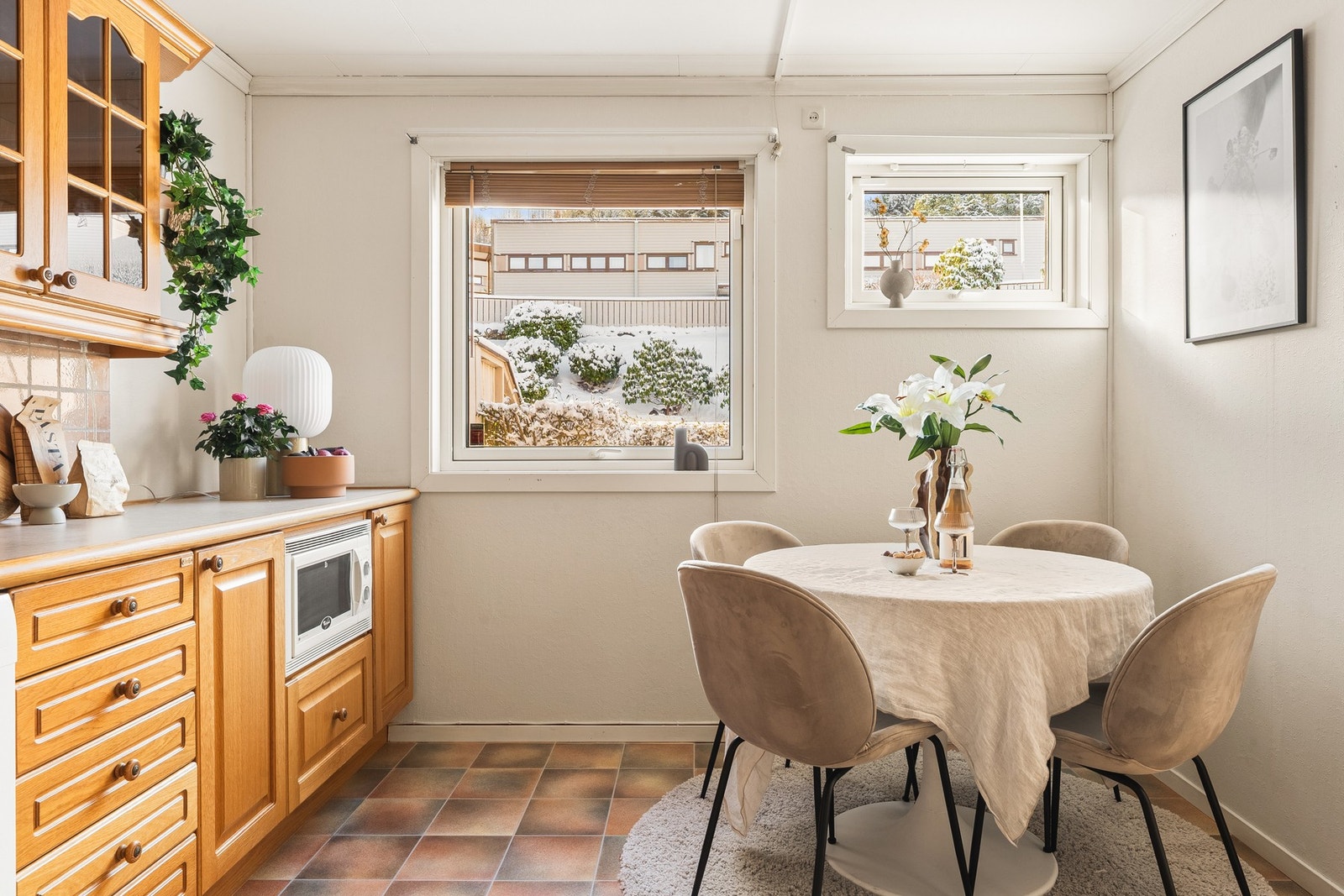 Kjøkkenet måler 12,6 kvm med plass til spisebord. Galleribilde