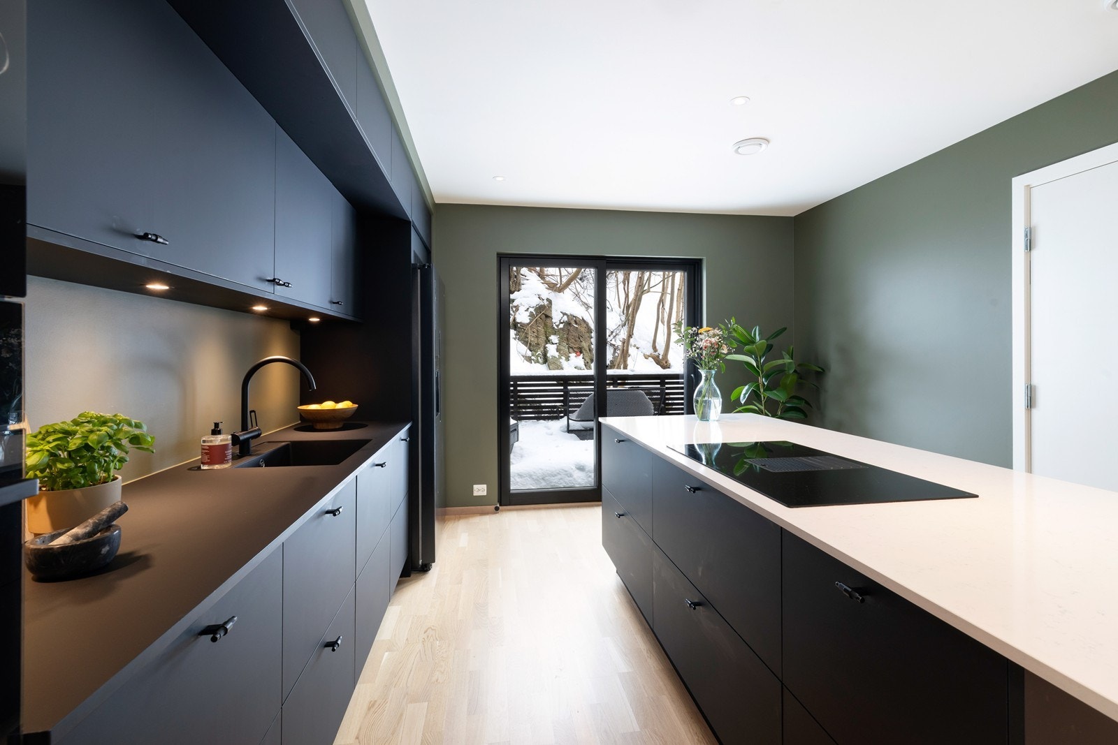 Kjøkken med integrerte hvitevarer. Utgang til balkong fra terrasse. Galleribilde